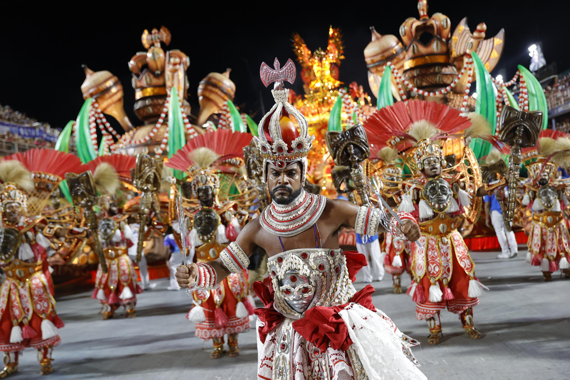 Integrantes de la escuela de samba Beija Flor participan en la segunda jornada de desfiles en el Sambódromo Marquês de Sapucaí este lunes en Río de Janeiro (Brasil). EFE/ Andre Coelho