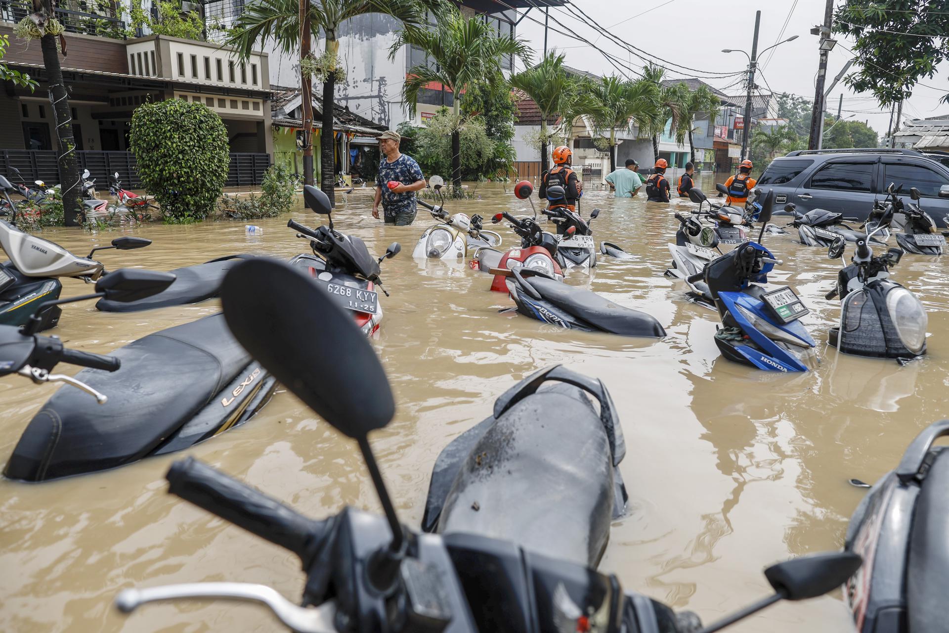 Fotografía de archivo, tomada el 04/03/2025, que muestra una zona inundada en la ciudad indonesia de Bekasi, donde se han registrado intensas lluvias en la última semana. EFE/EPA/MAST IRHAM