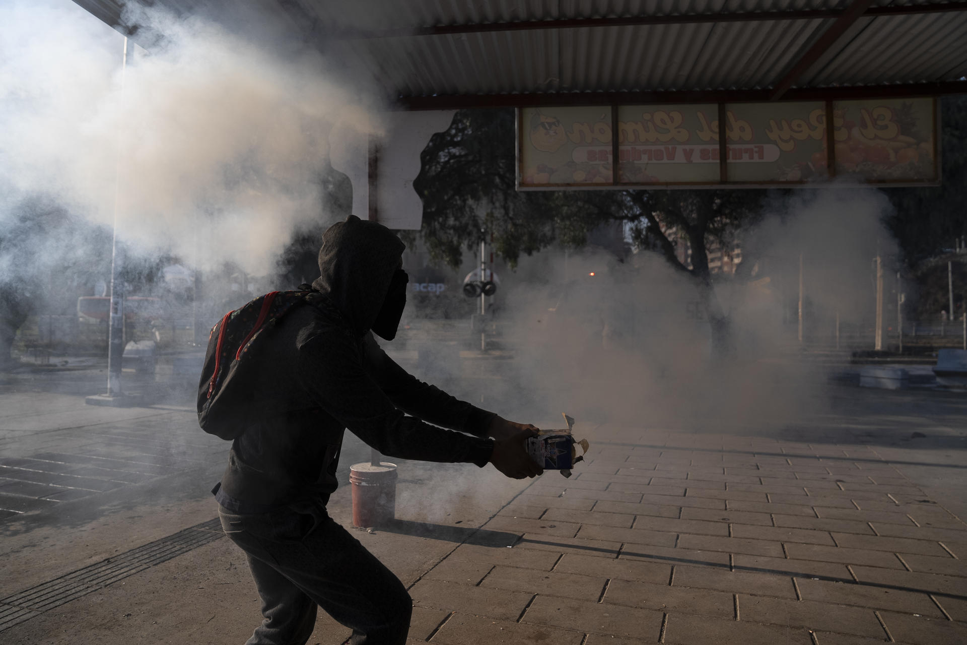 Un manifestante se enfrenta a integrantes de Carabineros de Chile durante una protesta de pescadores artesanales este miércoles, en Valparaiso (Chile). EFE/ ADRIANA THOMASA
