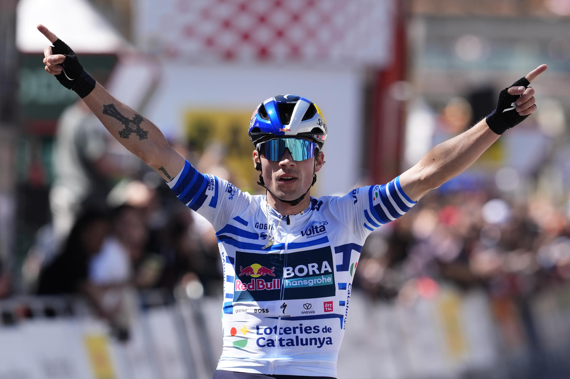 El esloveno del Red Bull Bora Primoz Roglic celebra la victoria en la última etapa de La Volta, con salida y llegada en Barcelona tras 136,2 kilómetros. El esloveno Primoz Roglic (Red Bull) se adjudicó su segunda Volta Ciclista a Catalunya tras culminar con éxito un ataque a 20 kilómetros para el final de la séptima etapa, que dejó en fuera de juego a su máximo rival en la general, el español Juan Ayuso (UAE), e imponer su ley en el circuito por la montaña de Montjuïc de Barcelona. EFE/Siu Wu
