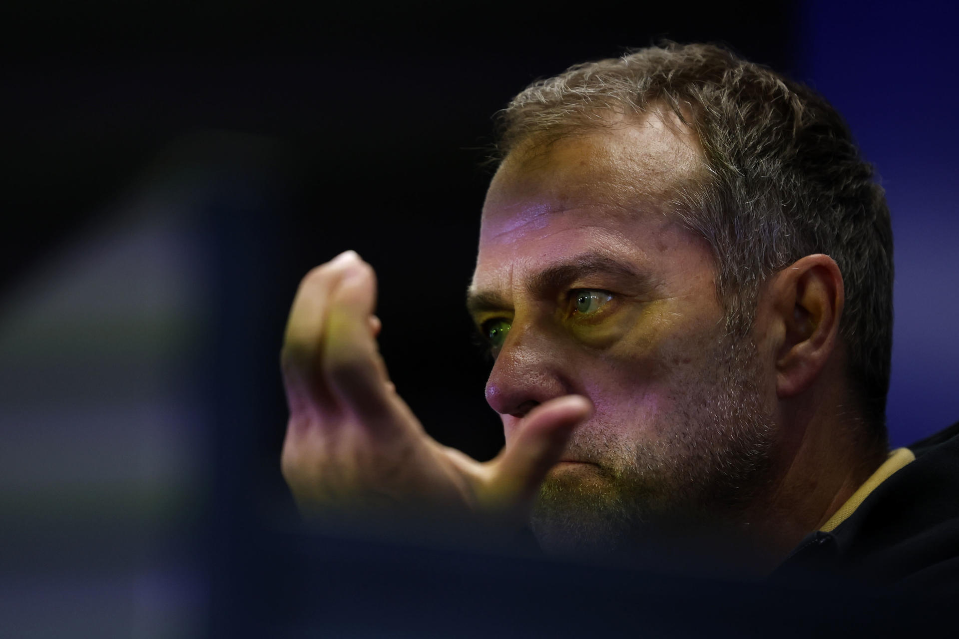 El entrenador del FC Barcelona, Hansi Flick, durante la rueda de prensa posterior al entrenamiento del equipo azulgrana, este sábado, en Sant Joan d'Espi, en preparación al partido de liga contra el Girona este domingo. EFE/Alberto Estévez