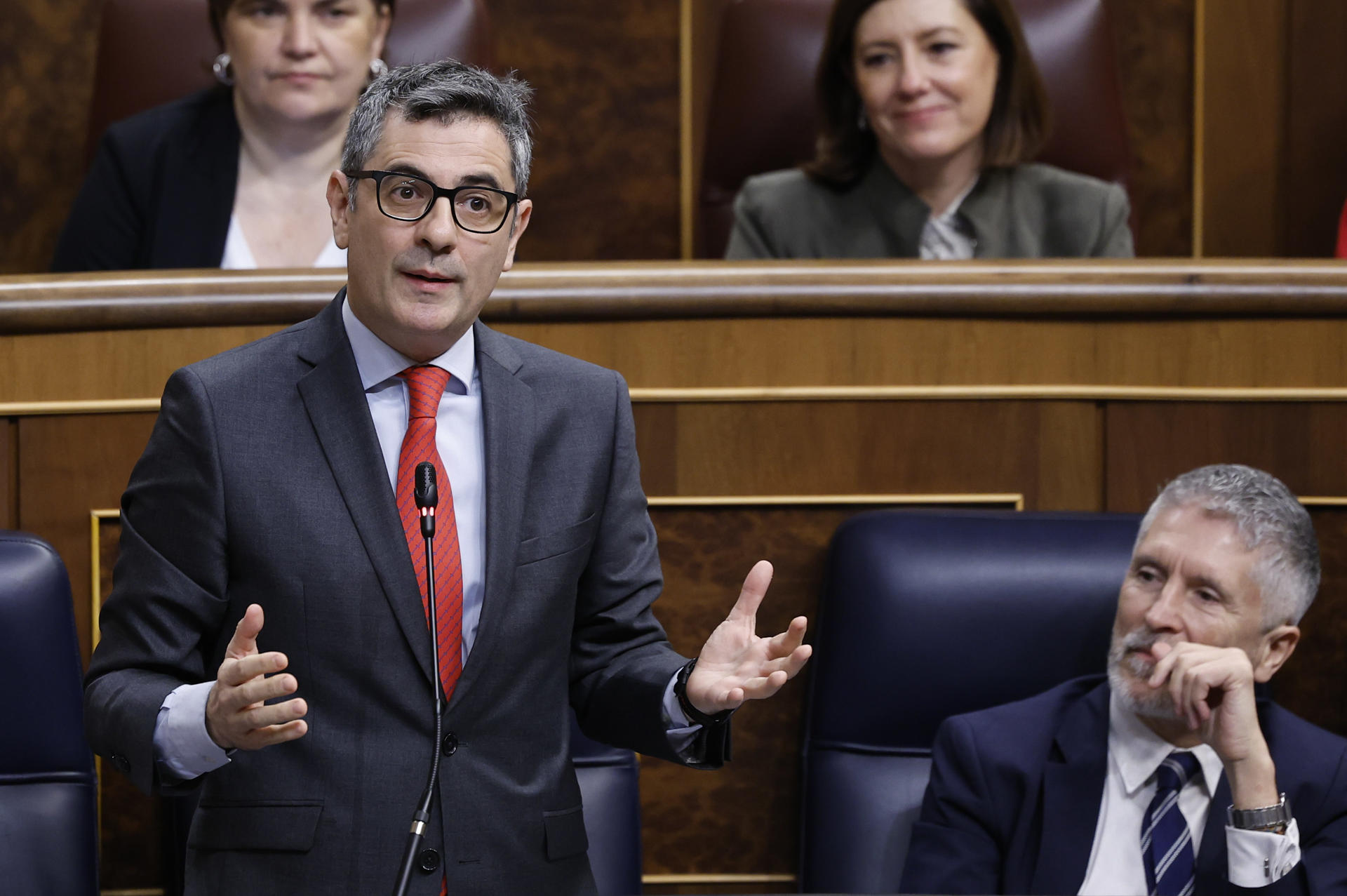 El ministro de Presidencia, Justicia y Relaciones con las Cortes, Félix Bolaños, durante su intervención en la sesión de control al Ejecutivo que tiene lugar este miércoles en el Congreso. EFE/ Chema Moya