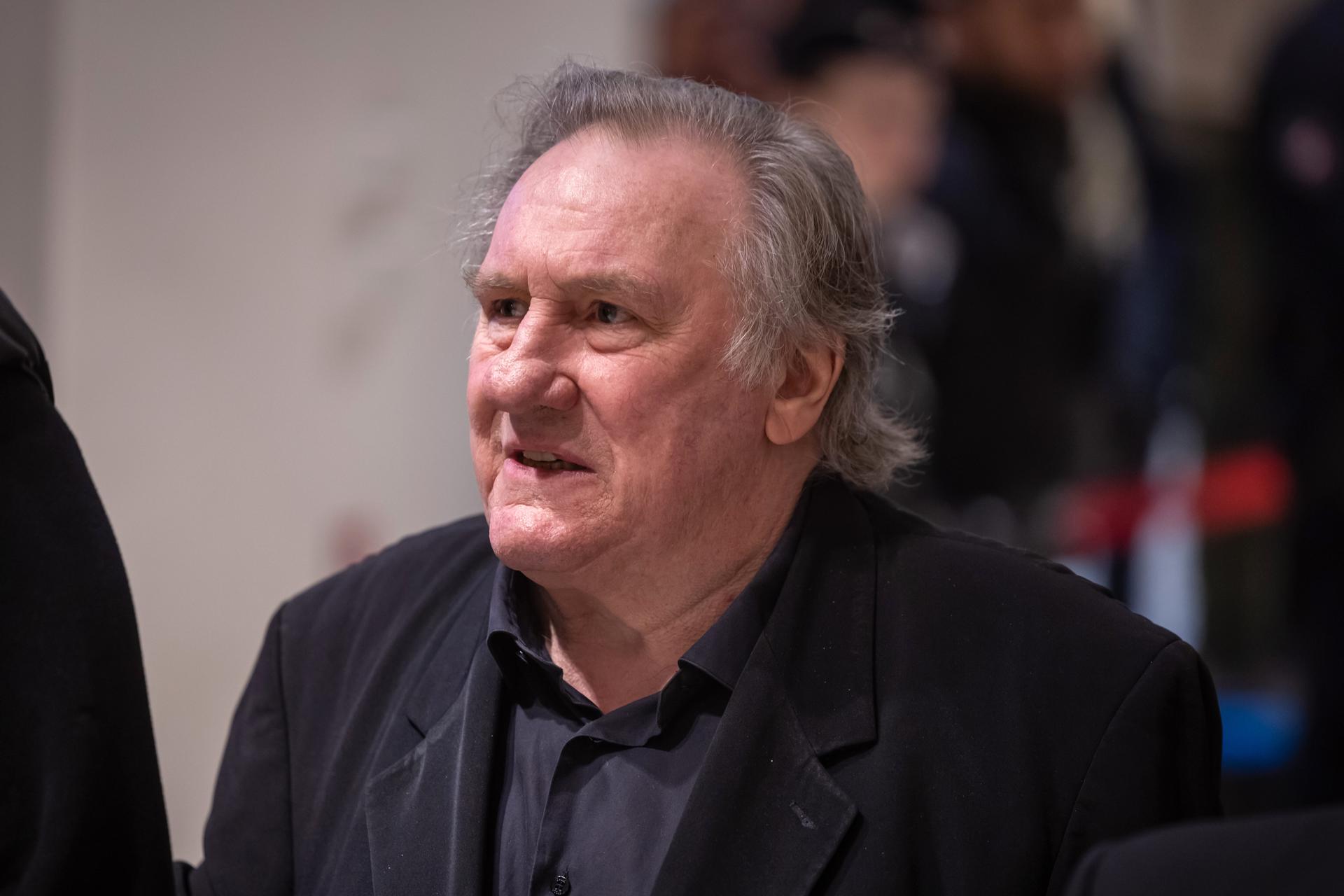 El actor francés Gerard Depardieu (D) llega para el tercer día de su juicio al Palacio de Justicia de París, el 26 de marzo de 2025. EFE/EPA/CHRISTOPHE PETIT TESSON
