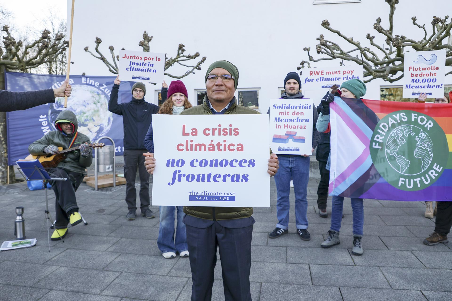Peruvian farmer Saul Lliuya waits for his trial against RWE AG at the Higher Regional Court in Hamm, Germany, 19 March 2025. EFE/EPA/CHRISTOPHER NEUNDORF/Archivo
