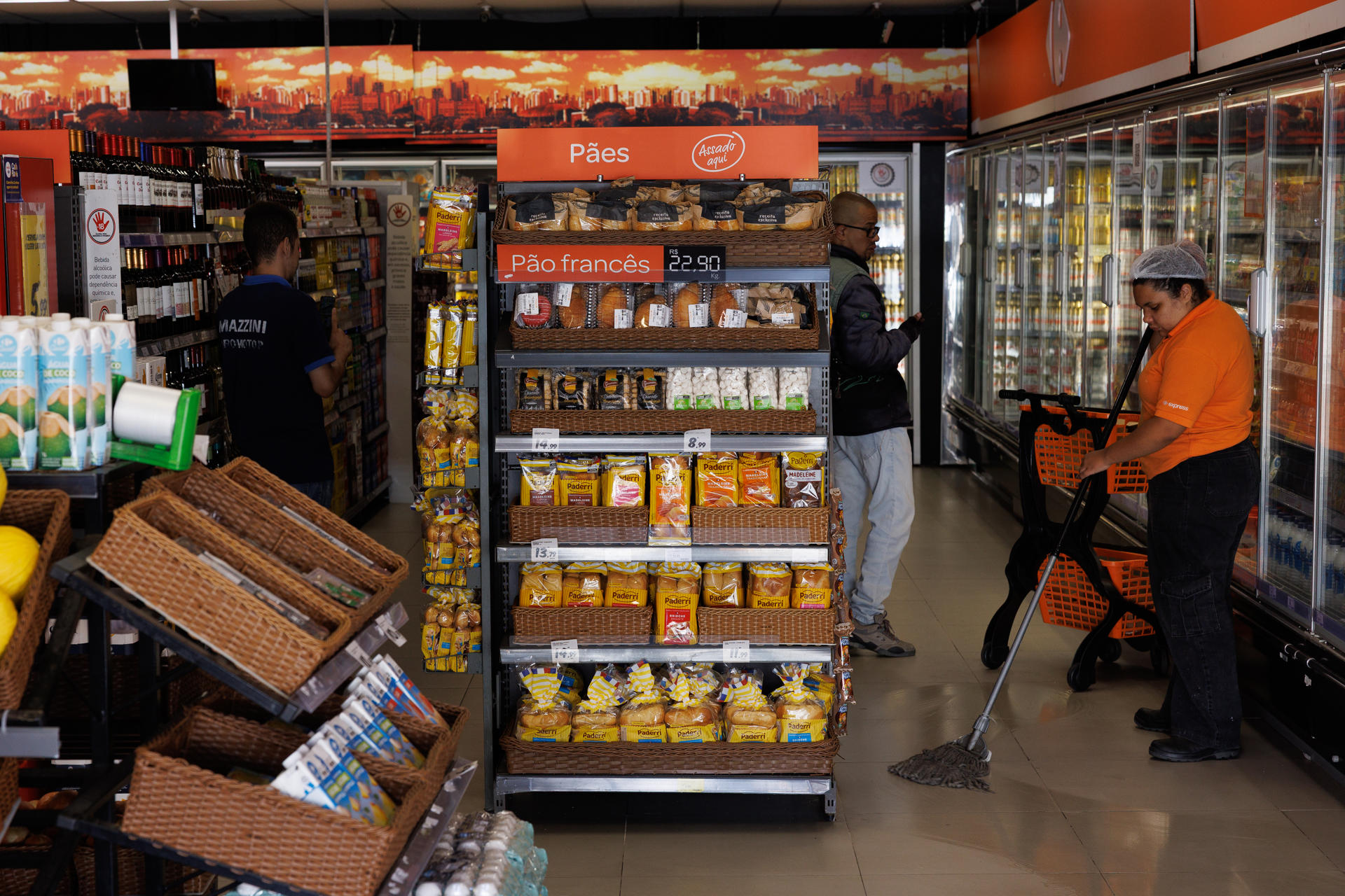 Una mujer trabaja limpia un supermercado este viernes en São Paulo (Brasil). EFE/ Isaac Fontana
