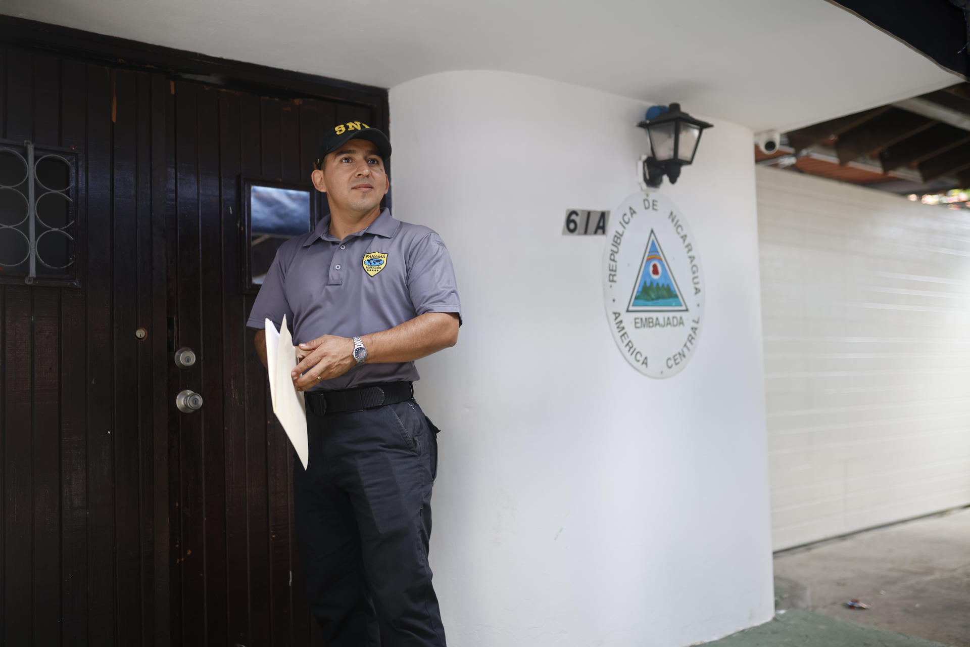 Un integrante del Servicio Nacional de Migración de Panamá (SNM) llega a la embajada de Nicaragua este lunes, en la Ciudad de Panamá (Panamá). EFE/ Bienvenido Velasco