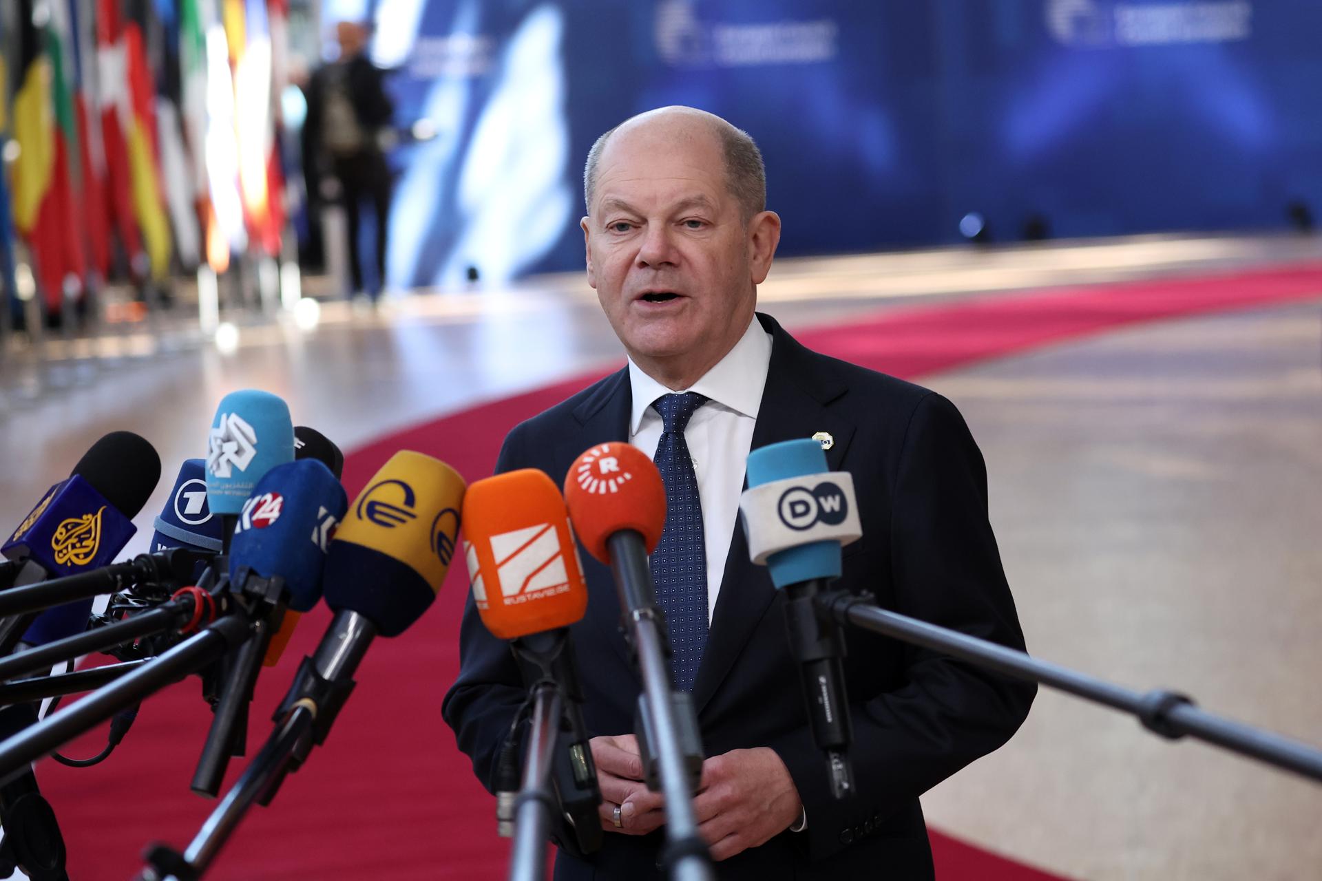El canciller saliente de Alemania, Olaf Schoz, hace declaraciones a la prensa a su llegada a la cumbre extraordinaria que los líderes europeos celebran este jueves en Bruselas. EFE/EPA/CHRISTOPHE PETIT TESSON