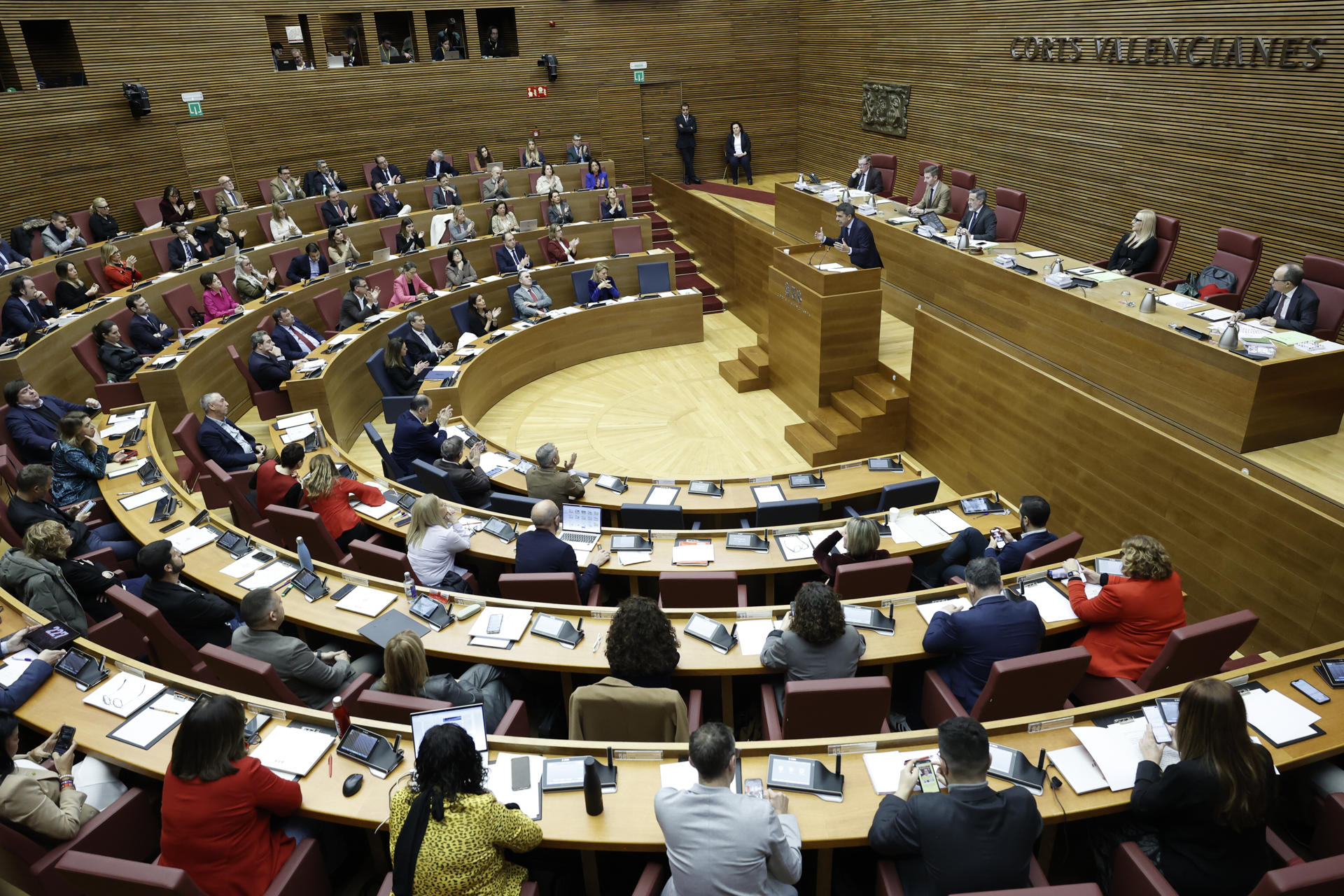 Imagen de archivo del president de la Generalitat, Carlos Mazón, durante su intervención en Les Corts Valencianes. EFE/Biel Aliño