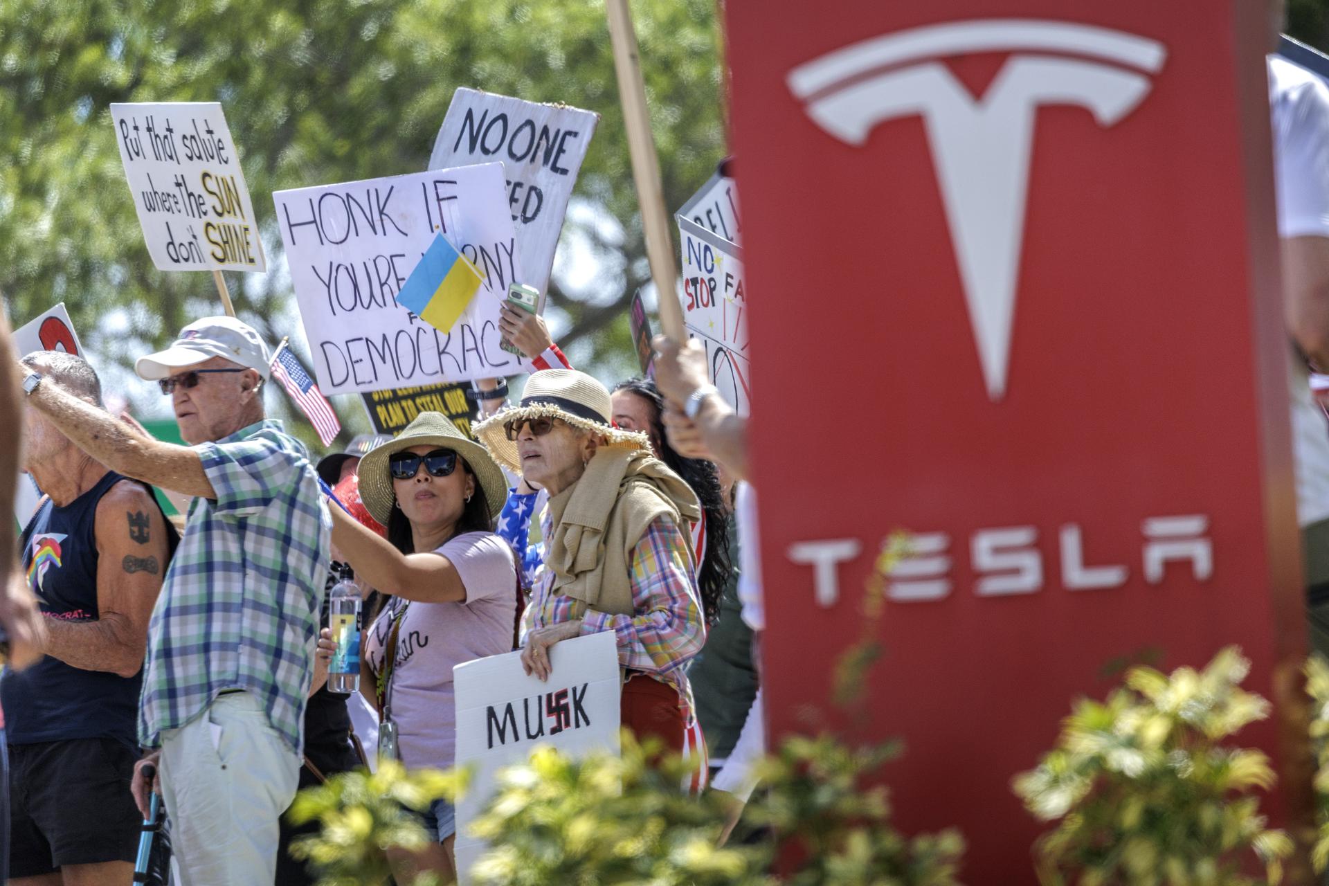 Un grupo de persona fue registrado este 22 de marzo al protestar frente a un concesionario de la automotriz eléctrica estadounidense Tesla, en Fort Lauderdale (Florida, EE.UU.). EFE/Cristóbal Herrera
