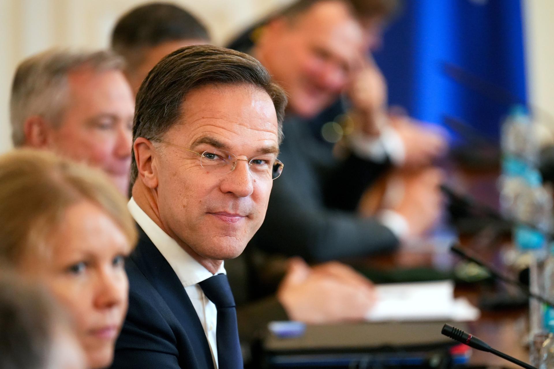 El Secretario General de la OTAN, Mark Rutte (R), observa durante su reunión con los miembros de la Presidencia tripartita de Bosnia y Herzegovina, en Sarajevo, Bosnia y Herzegovina, el 10 de marzo de 2025. El secretario general de la OTAN está en una visita oficial a Bosnia y Herzegovina. (Bosnia y Herzegovina) EFE/EPA/NIDAL SALJIC