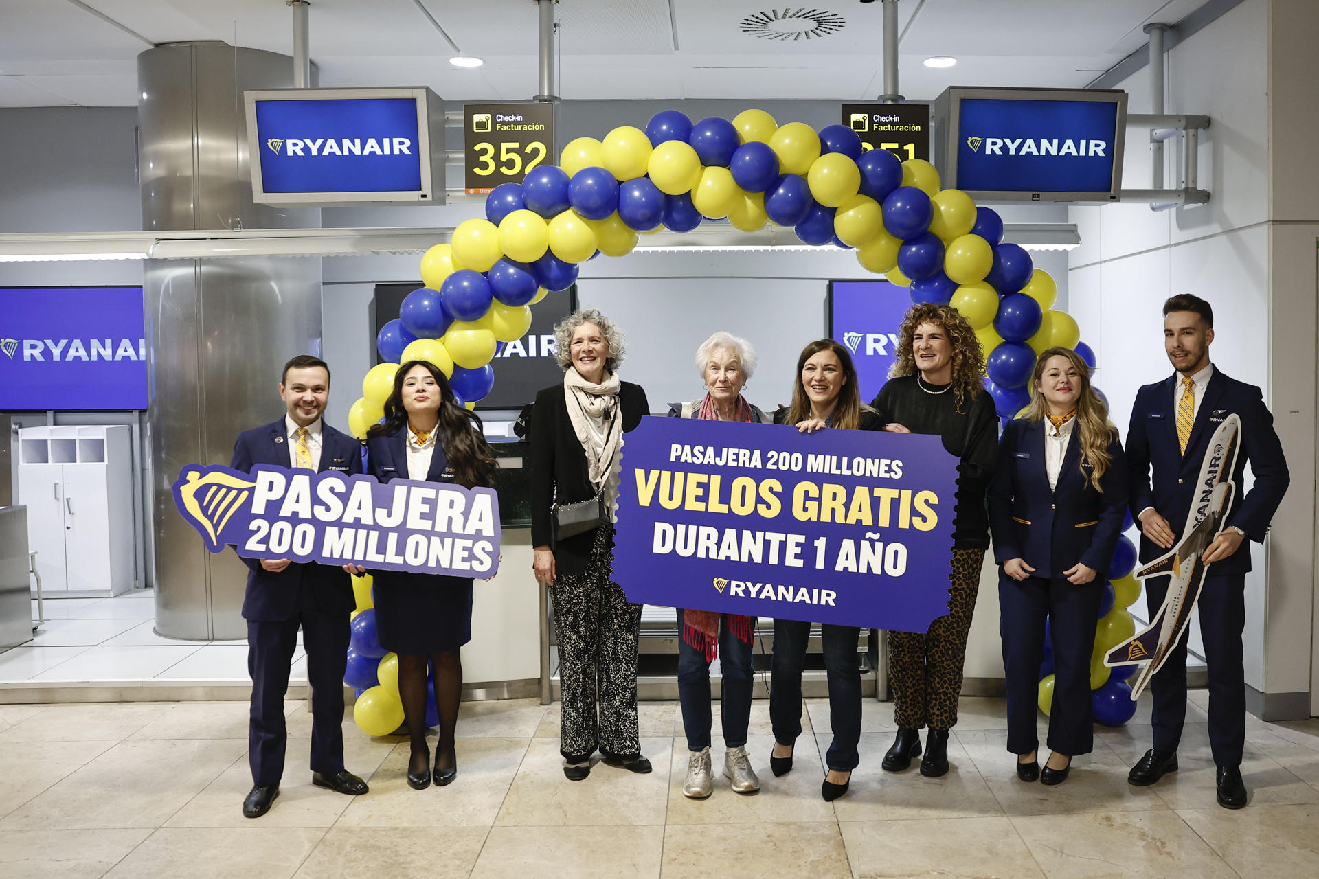 La pasajera número 200 millones de pasajeros Miecke Boss (4i), posa con el premio Ryanair para celebrar el hito de alcanzar los 200 millones de pasajeros, este miércoles en el aeropuerto Adolfo Suárez Madrid Barajas.-EFE/ Sergio Pérez