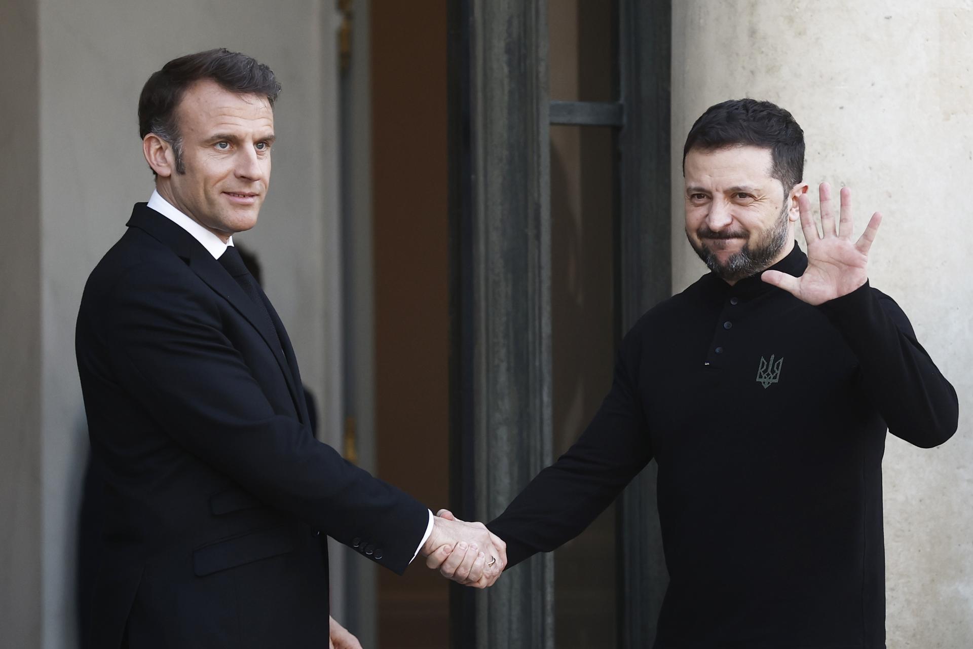 El presidente francés Emmanuel Macron (I) da la bienvenida al presidente ucraniano Volodymyr Zelensky (D) a su llegada al Palacio del Elíseo en París, Francia, 26 de marzo de 2025. El presidente francés Emmanuel Macron organizará una reunión sobre Paz y Seguridad en Ucrania con líderes europeos e internacionales el 27 de marzo de 2025 en París. (France, Ukraine) EFE/EPA/YOAN VALAT