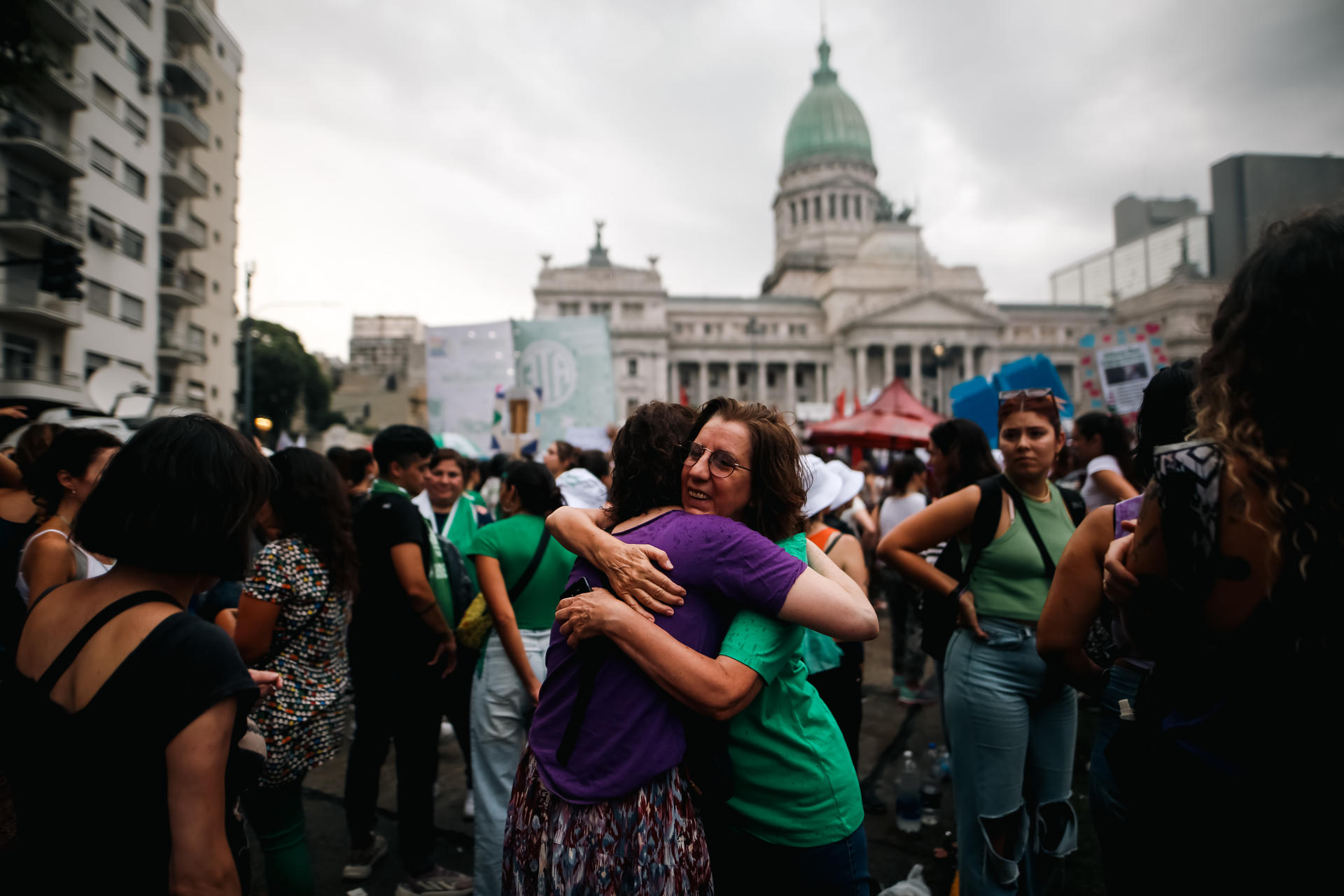 Fotografía de archivo, tomada el 8 de marzo de 2024, en la que se registró a decenas de mujeres al participar en una manifestación en conmemoración del Día Internacional de la Mujer, en Buenos Aires (Argentina). EFE/Juan Ignacio Roncoroni