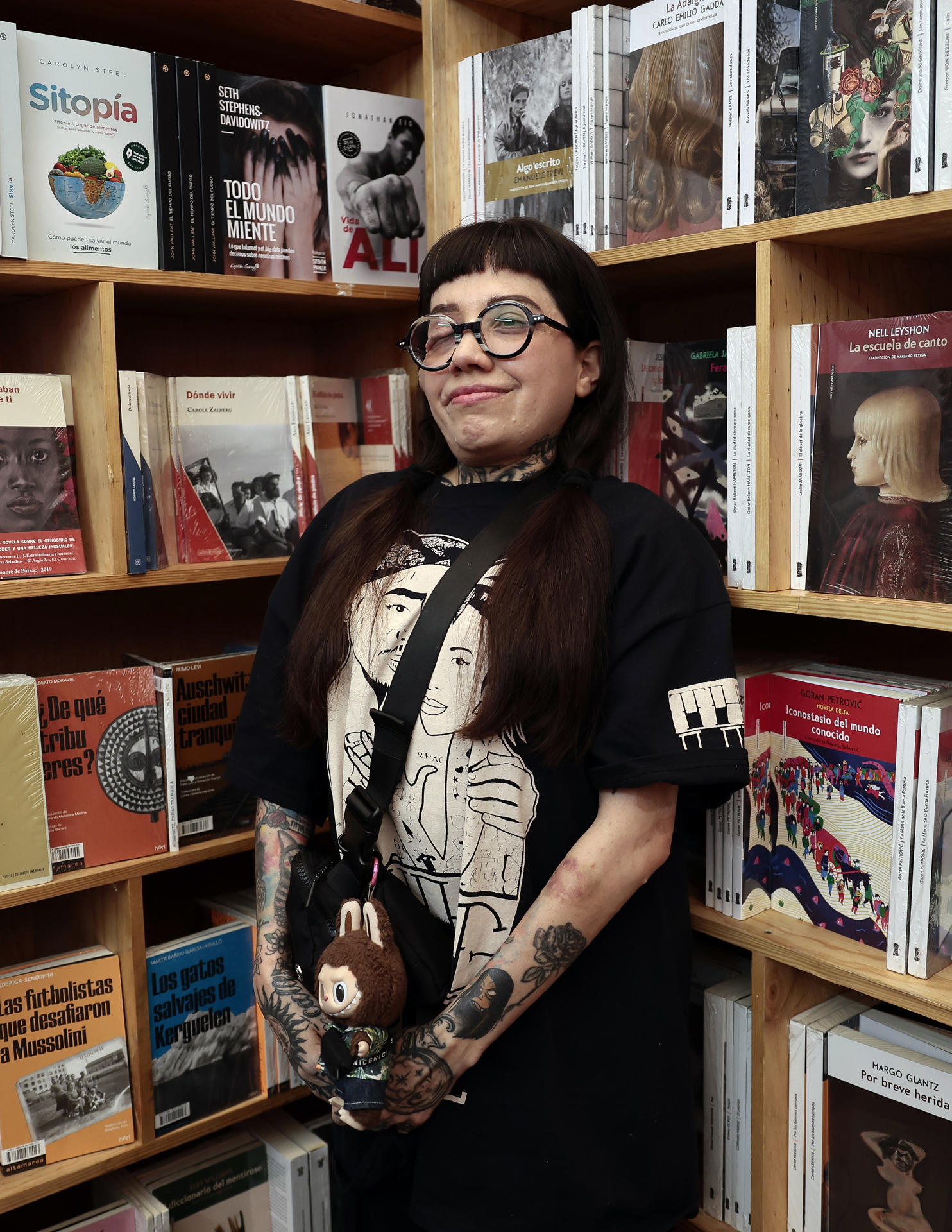 La escritora y activista mexicana, Dahlia de la Cerda, posa durante una entrevista con EFE este lunes, en Ciudad de México (México). EFE/ José Méndez
