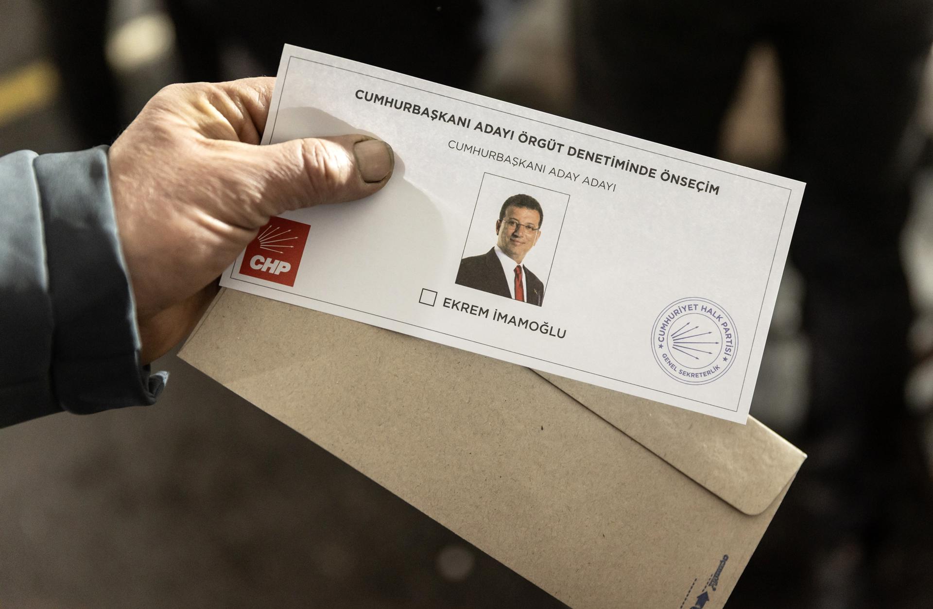 Estambul, 23/03/2025.- Una hombre muestra una papeleta con la efigie del alcalde de Estambul, Ekrem Imamoglu, candidato del socialdemócrata Partido Republicano del Pueblo (CHP)a la presidencia de Turquía tras vencer en las primarias de primarias de esta formación y a las pocas horas de haber sido suspendido de su cargo por el gobierno turco. EFE/EPA/ERDEM SAHIN