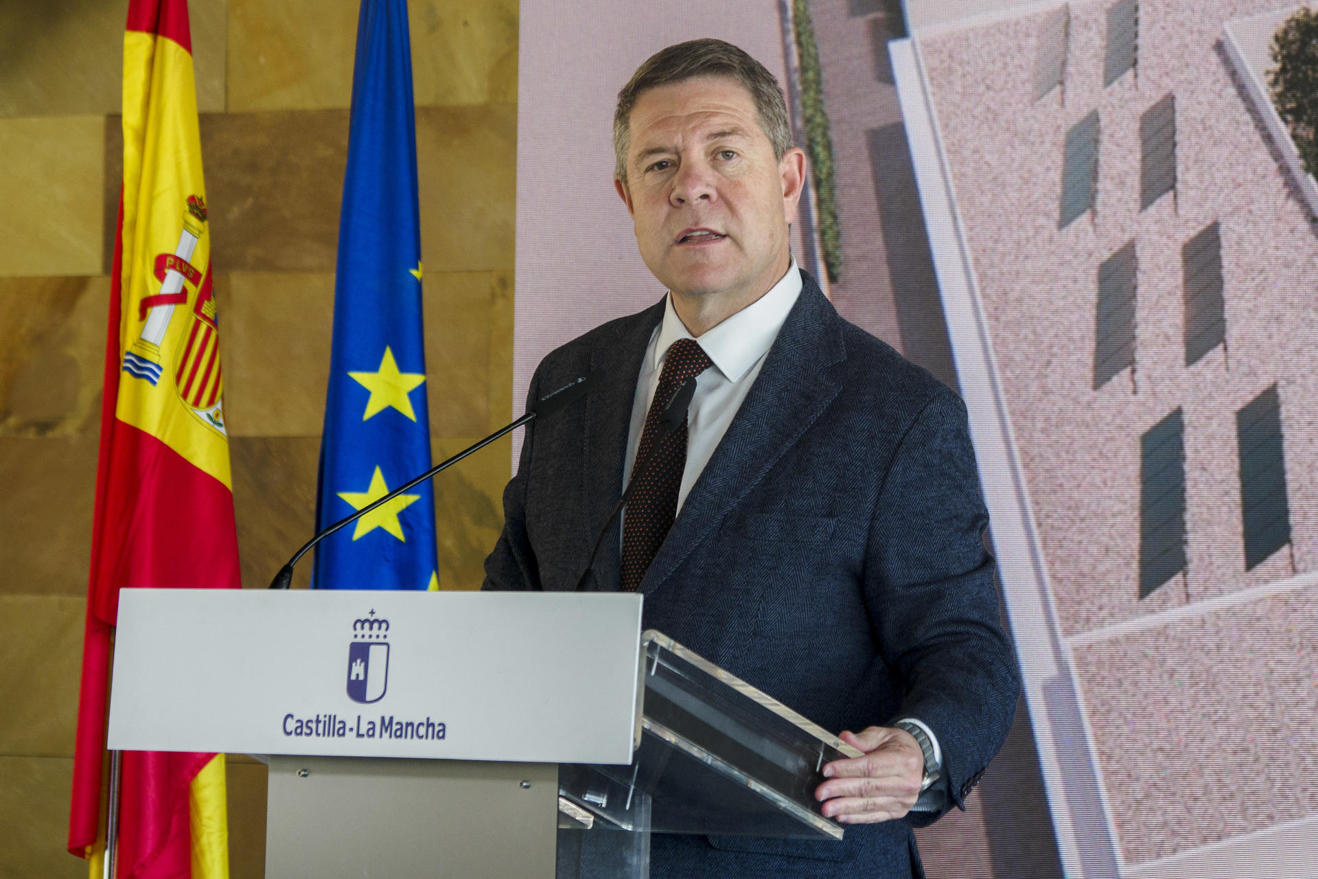 El presidente de Castilla-La Mancha, Emiliano García-Page, durante el acto de puesta de la primera piedra del centro de salud de Mota del Cuervo. EFE/ Álvaro Del Olmo