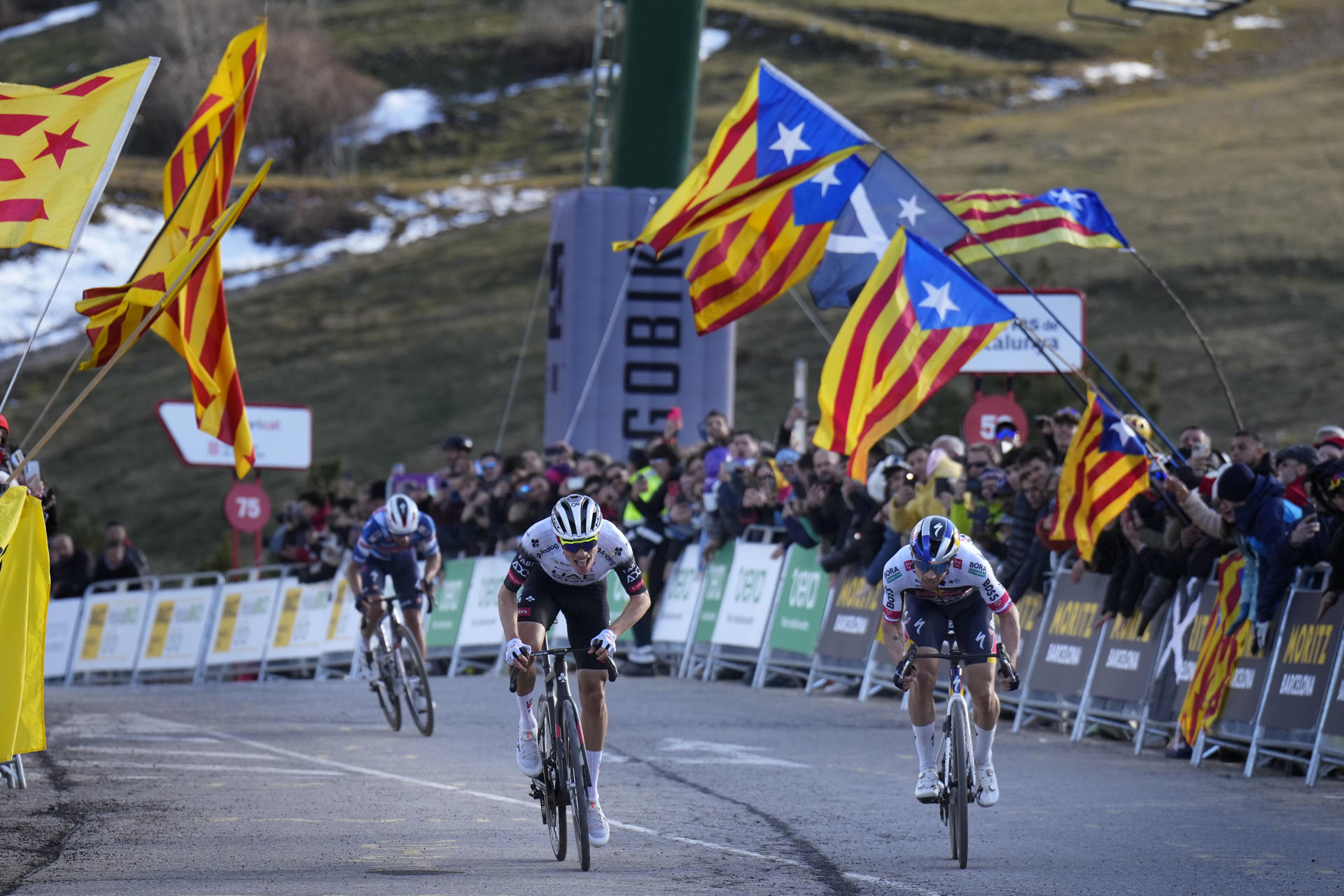 El español Juan Ayuso (i), del equipo UAE superó en el último suspiro a Primoz Roglic (d), del Red Bull, en la tercera etapa de la Volta Ciclista a Catalunya, de 218,6 kilómetros entre Viladecans y la estación de esquí de La Molina, en los Pirineos, y se enfundó el maillot de líder de la ronda catalana. EFE/Siu Wu