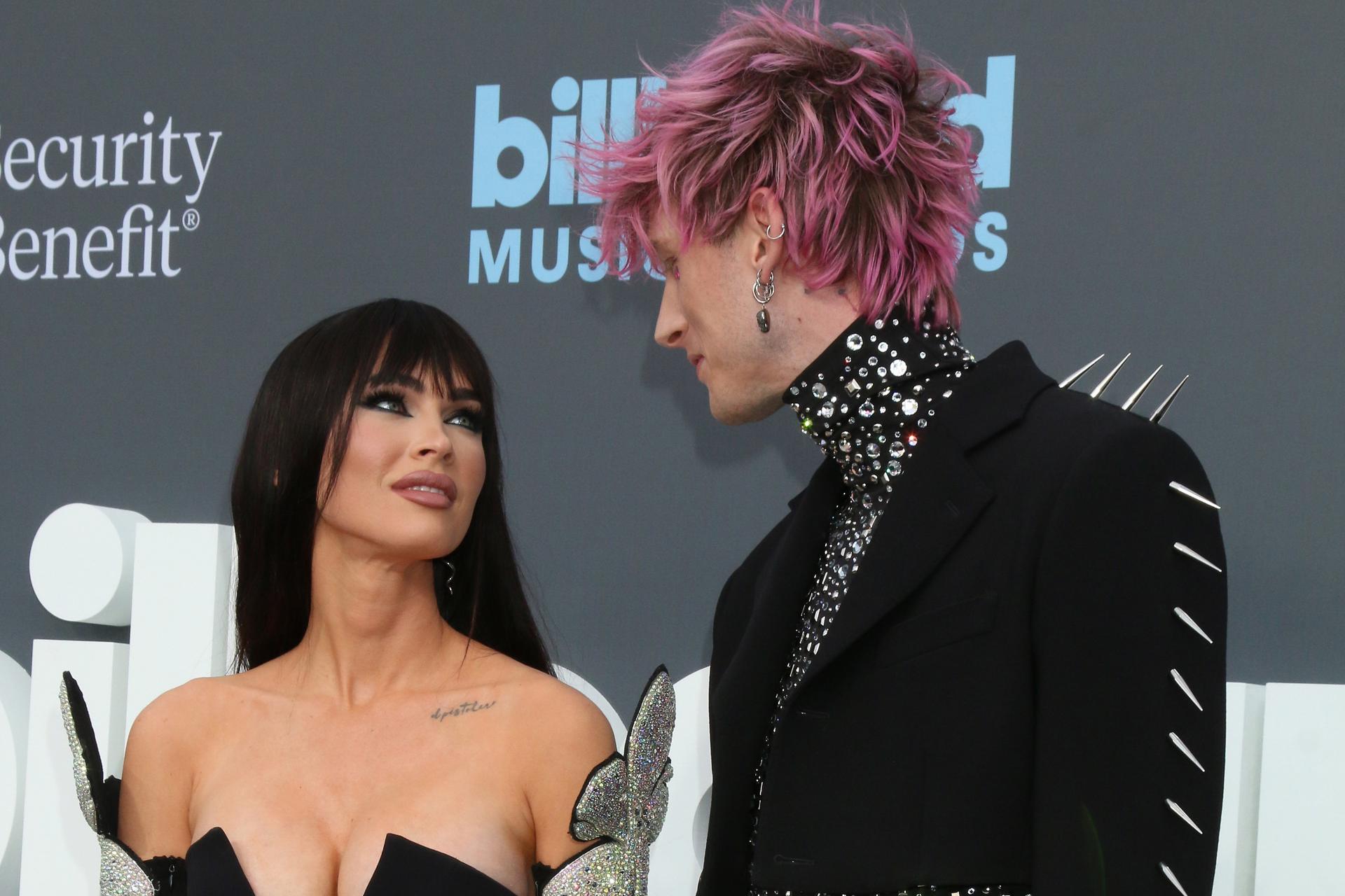Fotografía de archivo de la actriz estadounidense Megan Fox y el rapero y productor Machine Gun Kelly. EFE/EPA/NINA PROMMER