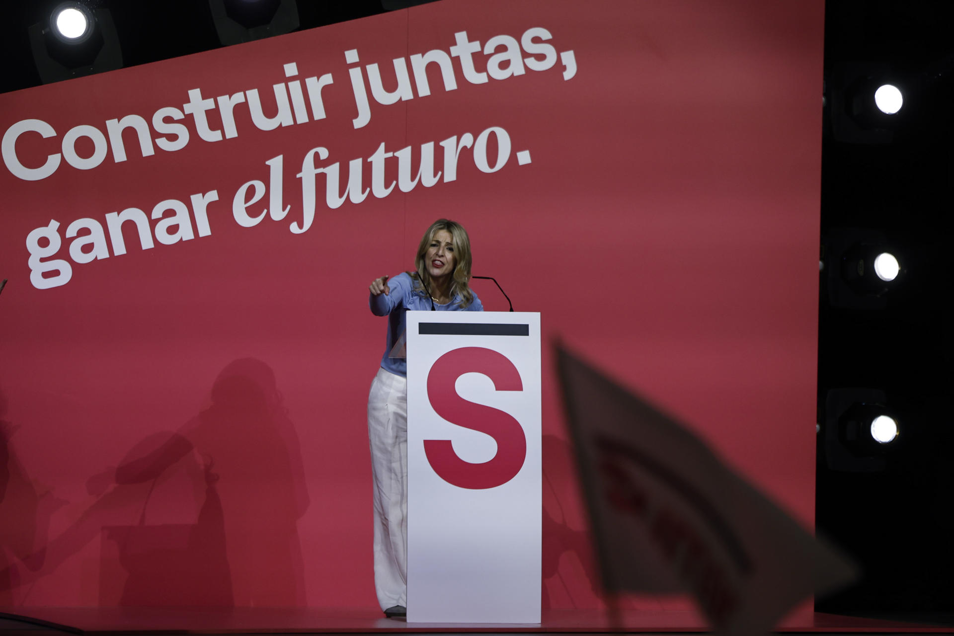 La vicepresidenta segunda del Gobierno, Yolanda Díaz, durante su intervención en la clausura de la Asamblea general de Sumar, este domingo en Madrid. EFE/Sergio Pérez