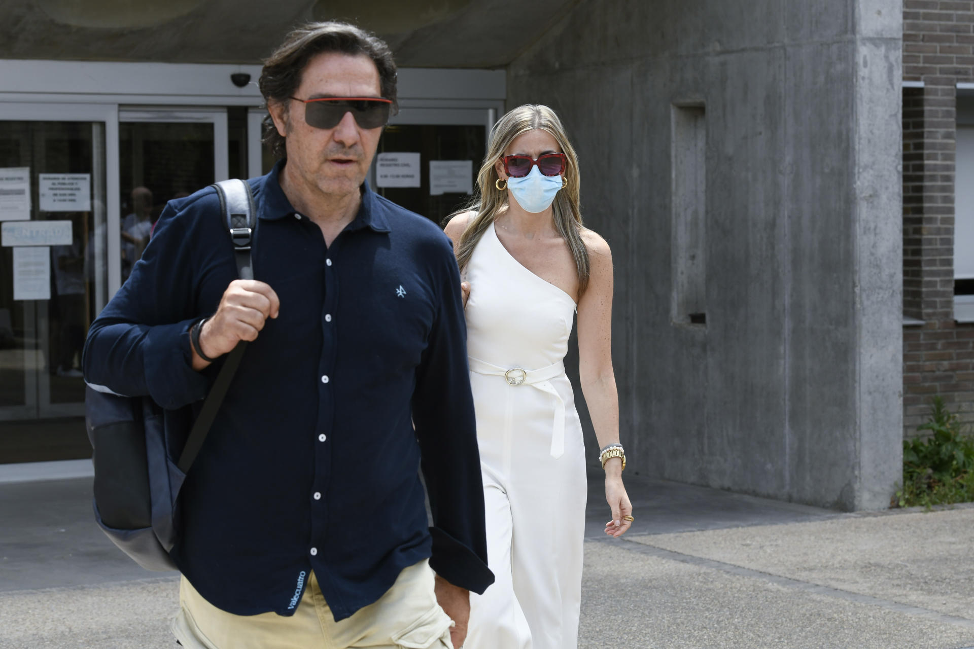 Imagen de archivo del actor Luis Lorenzo y su pareja, Arancha Suárez Palomino, a la salida de los juzgados. EFE/Víctor Lerena
