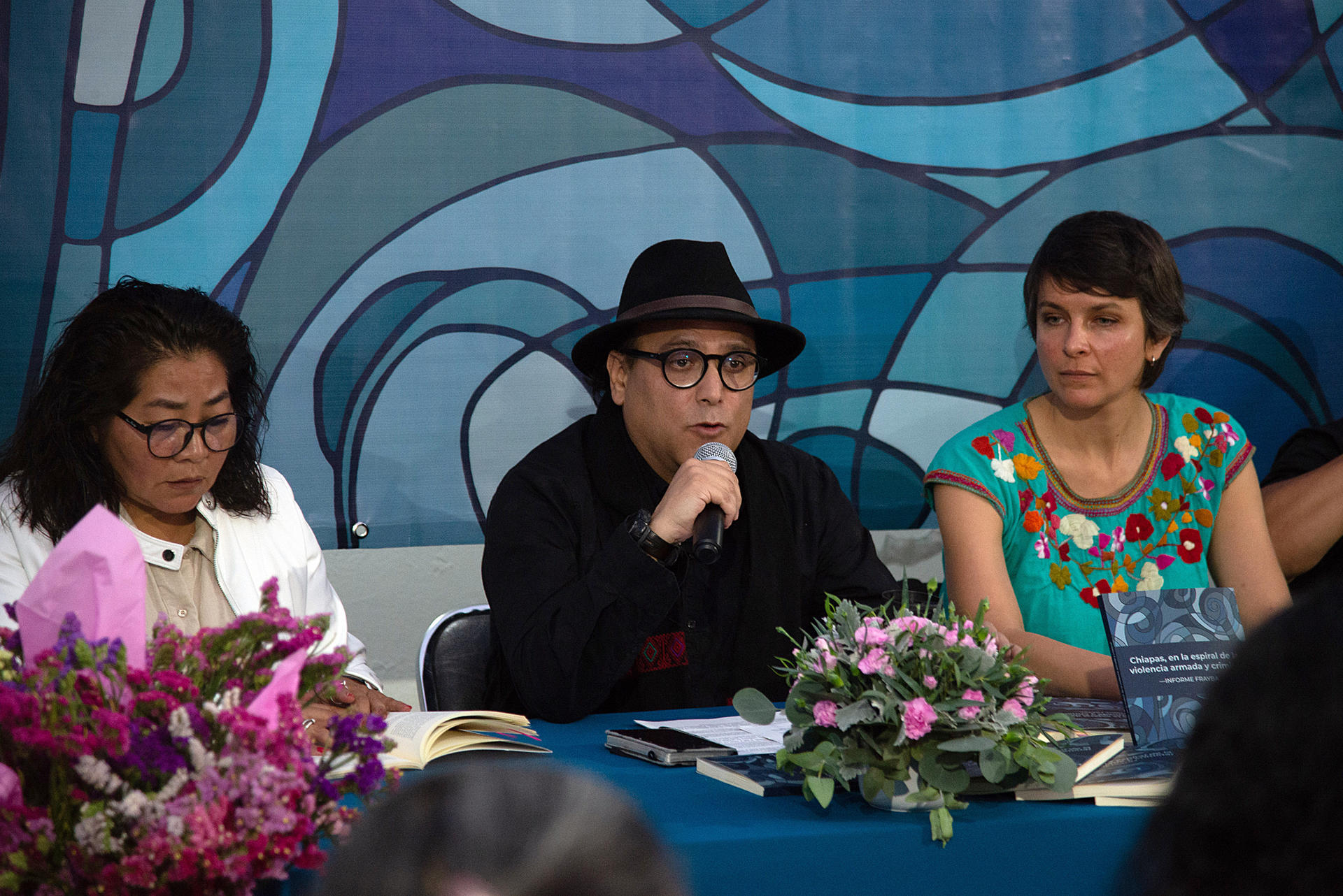 Los integrantes del Centro de Derechos Humanos Fray Bartolomé de las Casas, Dora Lilia Robledo (i), Pedro Faro (c) y Chloe Stevenson (d) participan este miércoles en una rueda de prensa en la ciudad de San Cristobal de las Casas (México). EFE/ Carlos López