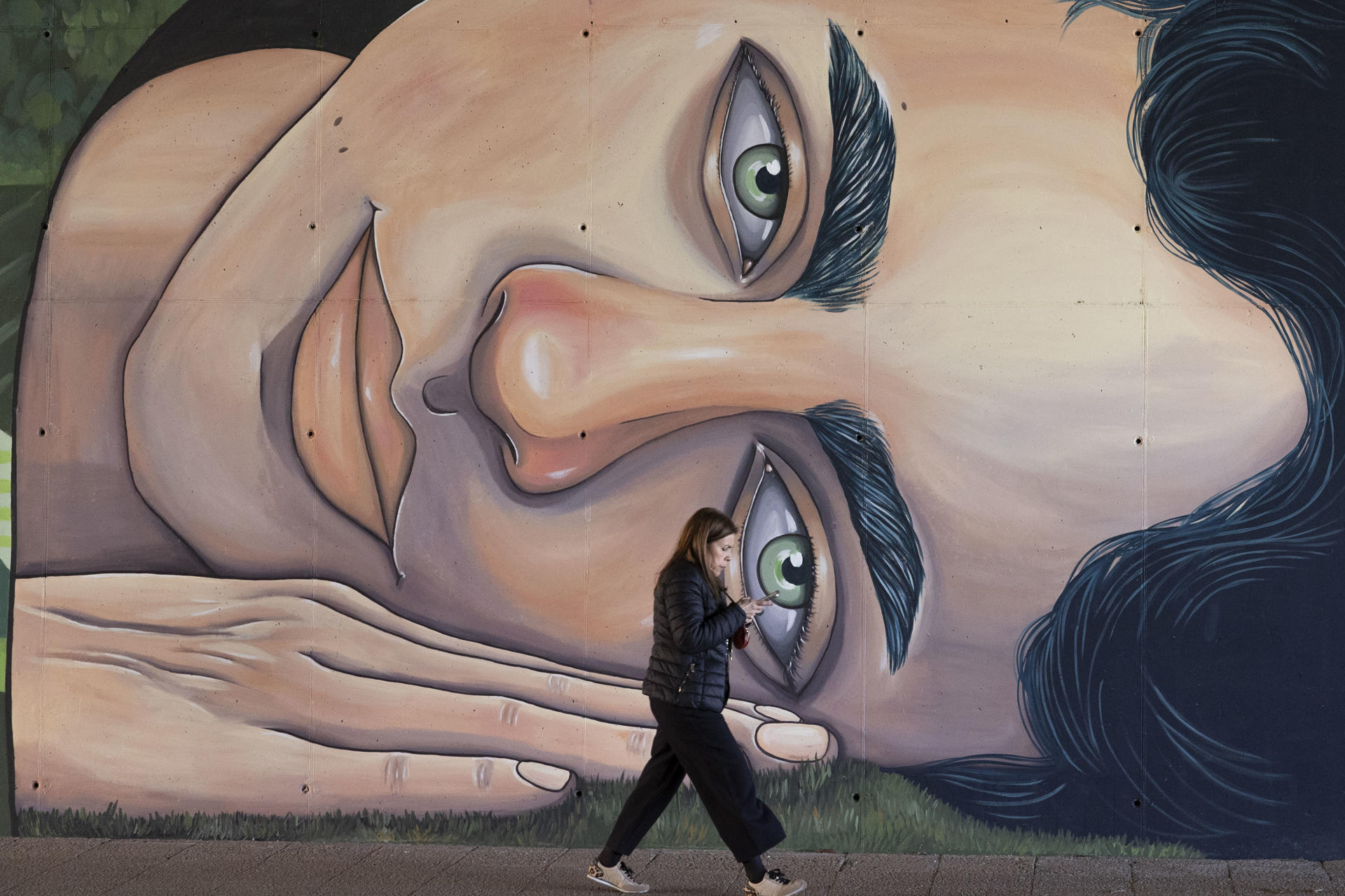 Vista de un mural de Diana Rodeiro en Santiago de Compostela. Galicia se ha convertido en los últimos años en el paraíso del arte urbano. Las medianeras de edificios de ciudades como Lugo o villas como Ordes, Fene o Carballo lucen vistosos murales que luchan contra el denominado 'feísmo' y atraen cada vez a más turistas, debido a la calidad de las obras. EFE/ Lavandeira Jr.