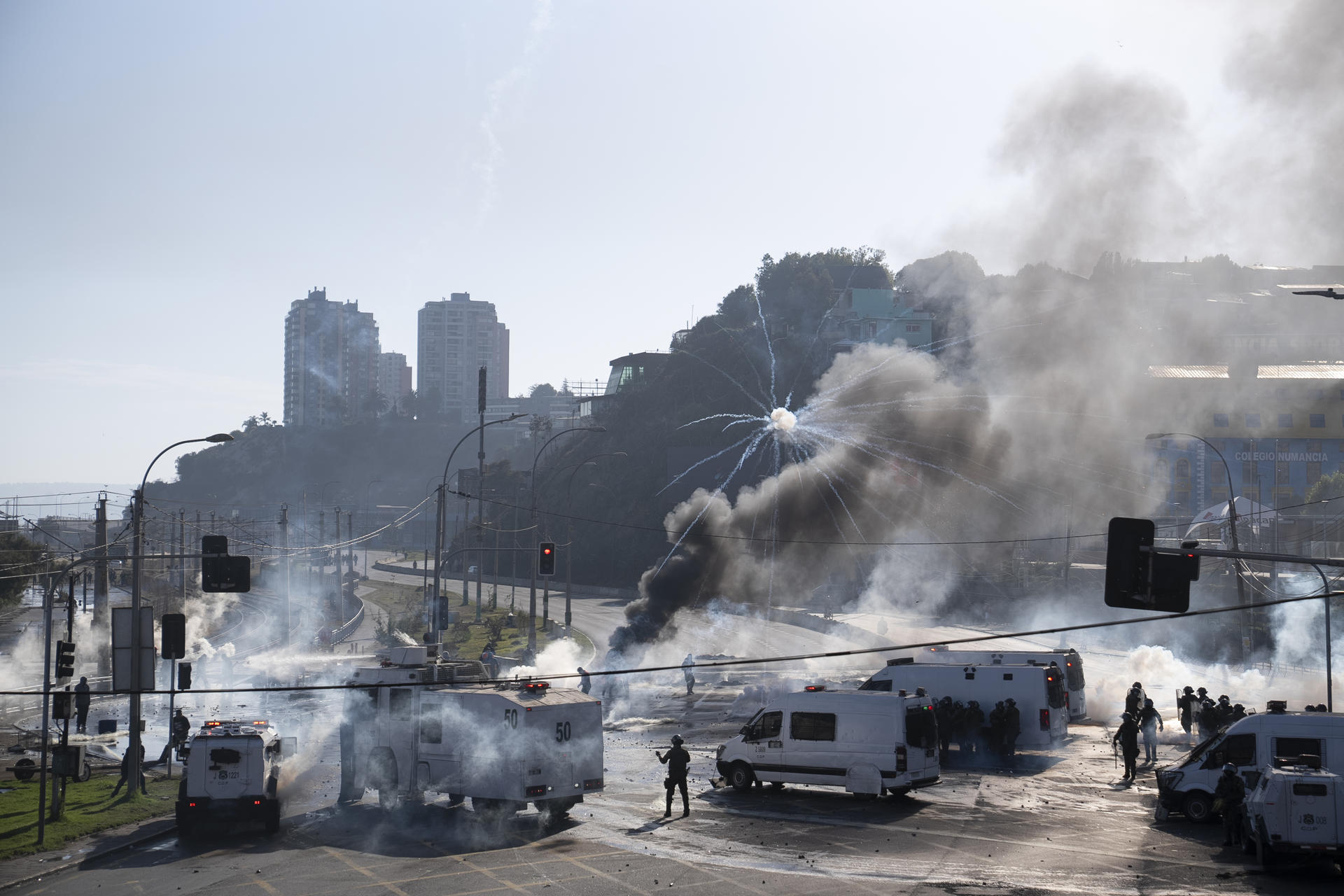 Integrantes de Carabineros de Chile y manifestantes se enfrentan durante una protesta de pescadores artesanales este miércoles, en Valparaiso (Chile). EFE/ ADRIANA THOMASA