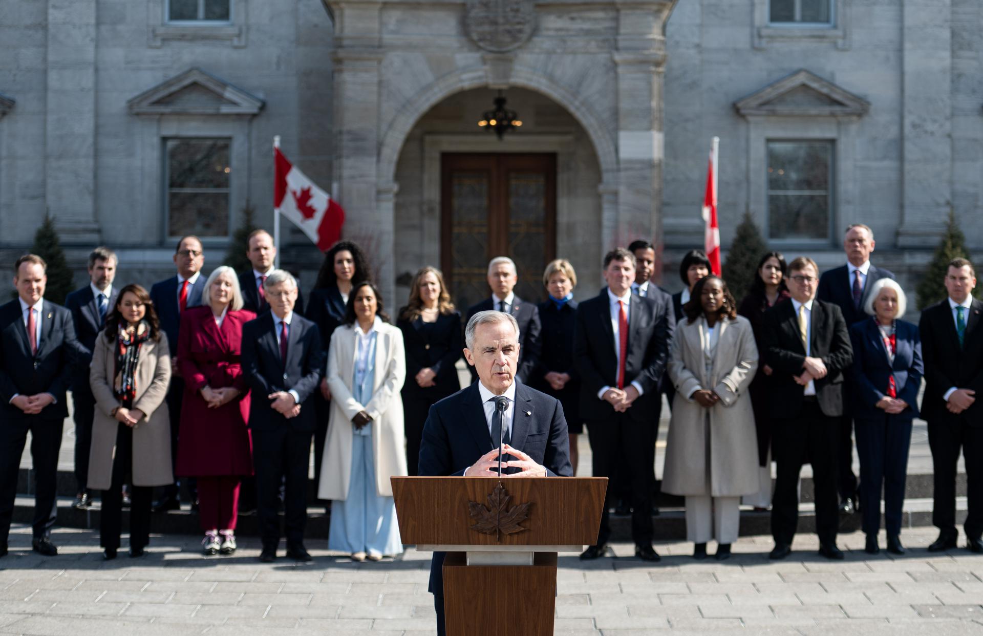 El nuevo primer ministro de Canadá, Mark Carney (c), fue registrado el pasado 14 de marzo, durante una conferencia de prensa, después de haber sido nombrado, en Rideau Hall, en Ottawa (Canadá). EFE/Spencer Colby