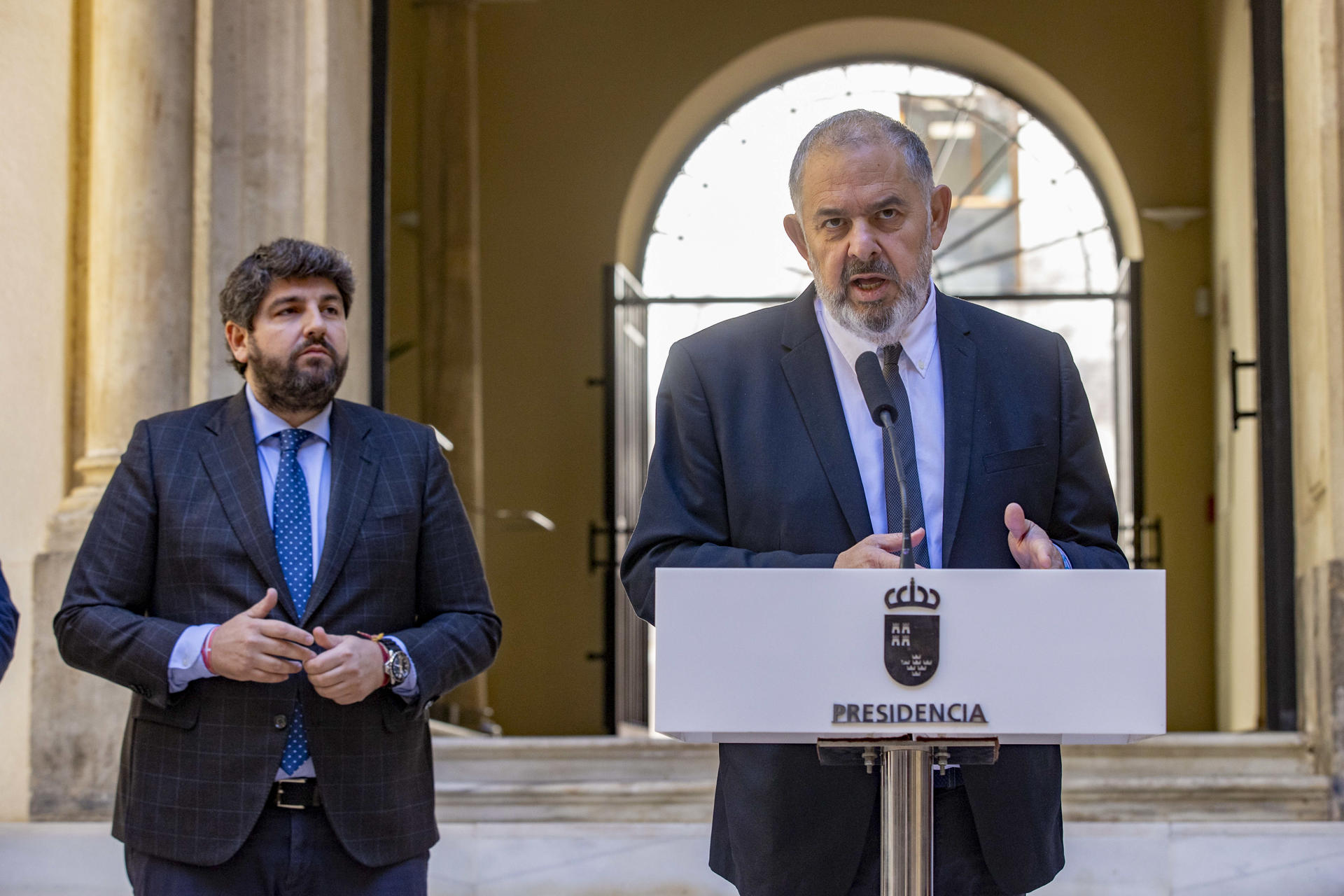 El presidente del Sindicato Central de Regantes del Acueducto Tajo-Segura (Scrats) Lucas Jiménez (d), acompañado por el presidente de la Comunidad de Murcia Fernando López Miras (i), durante la recepción a la junta rectora del Scrats, este lunes en el Palacio de San Esteban, con motivo del 46 aniversario del trasvase Tajo Segura. EFE/Marcial Guillén