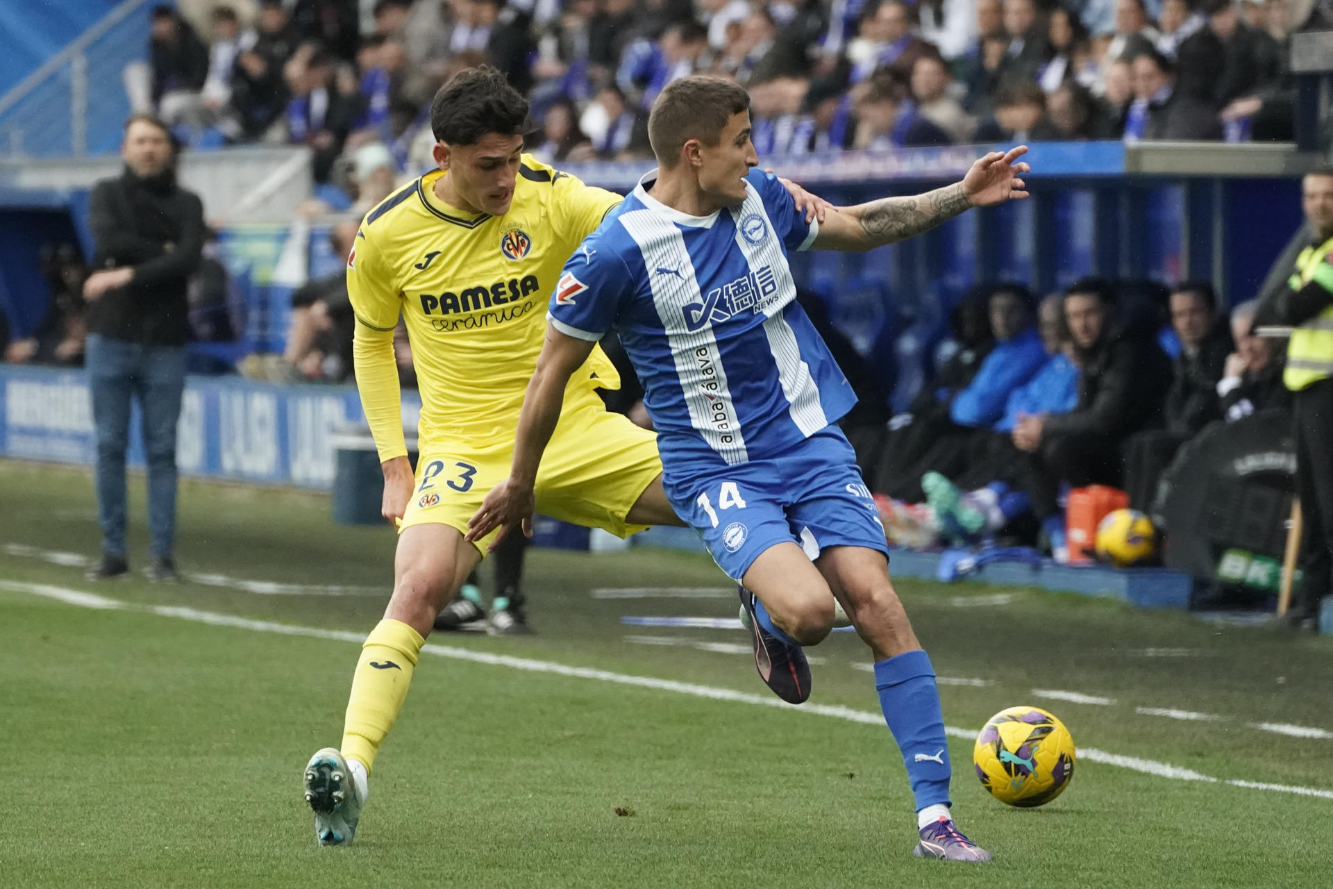 El defensa del Alavés Nahuel Tenagliay el defensa del Villarreal Sergi Cardona, durante el partido de la jornada 27 de LaLiga Ea Sports, este sábado en el estadio de Mendizorrotza. EFE / L. Rico