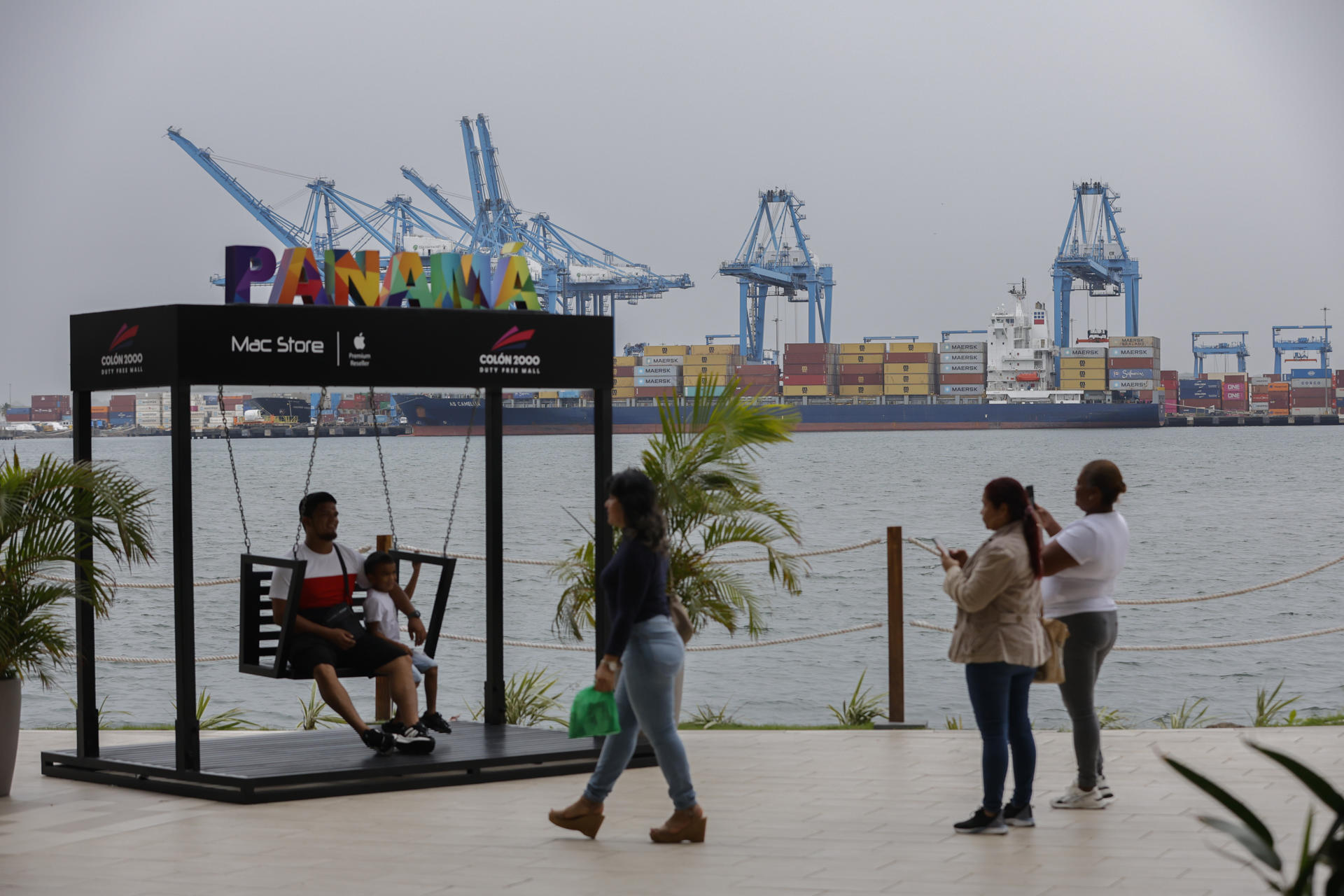Personas se toman una fotografía este 6 de marzo de 2025, en el Puerto de Colón en el Canal de Panamá, en la provincia de Colón (Panamá). EFE/ Bienvenido Velasco