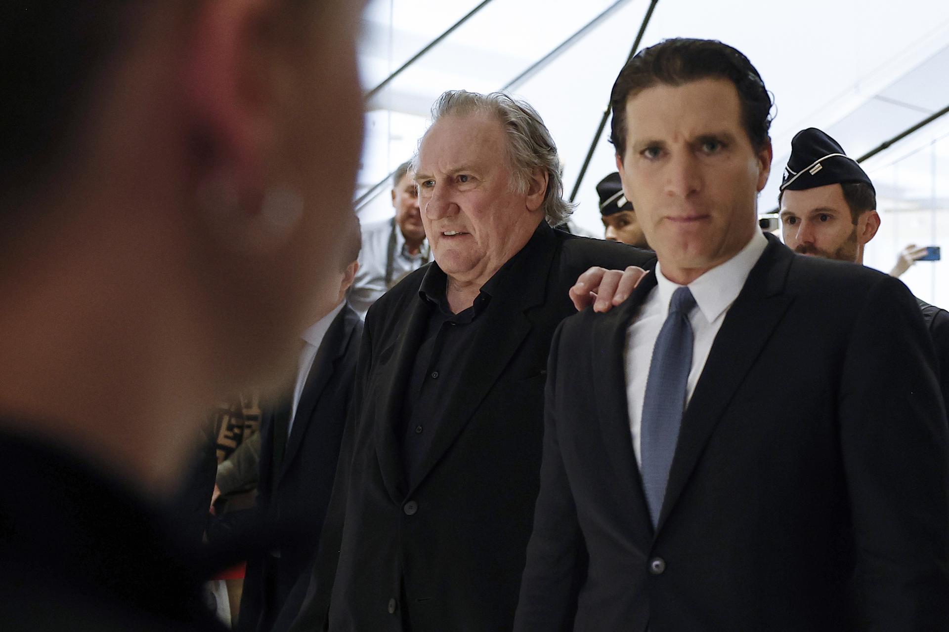 El actor francés Gerard Depardieu y su abogado Jeremie Assous llegan al tribunal de París que lo va a juzgar por presuntas agresiones sexuales cometidas contra dos mujeres en un rodaje en 2021. EFE/EPA/YOAN VALAT