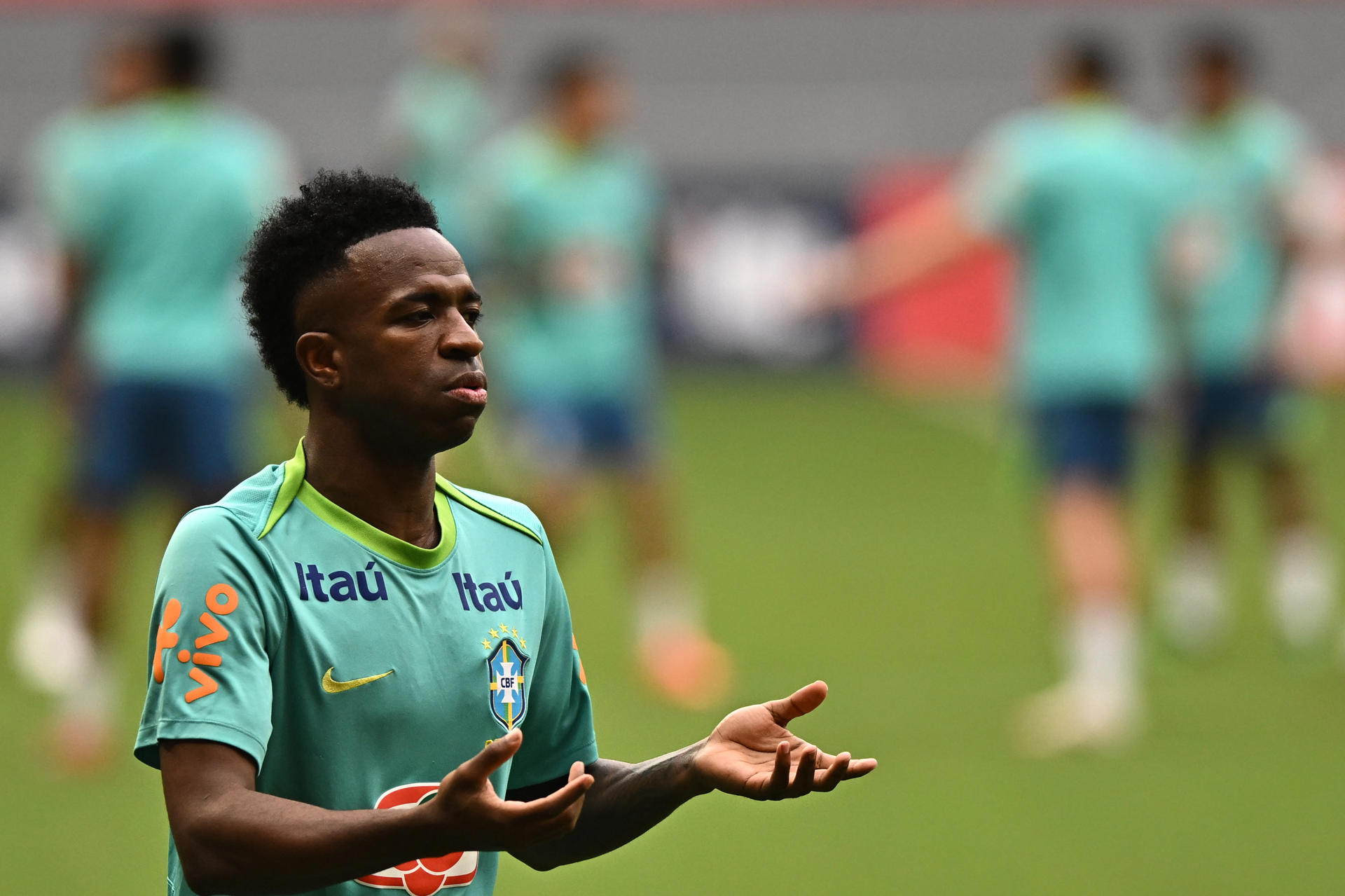 Vinícius Jr, jugador de la selección brasileña de fútbol participa en un entrenamiento preparatorio para el partido contra Argentina. EFE/Andre Borges