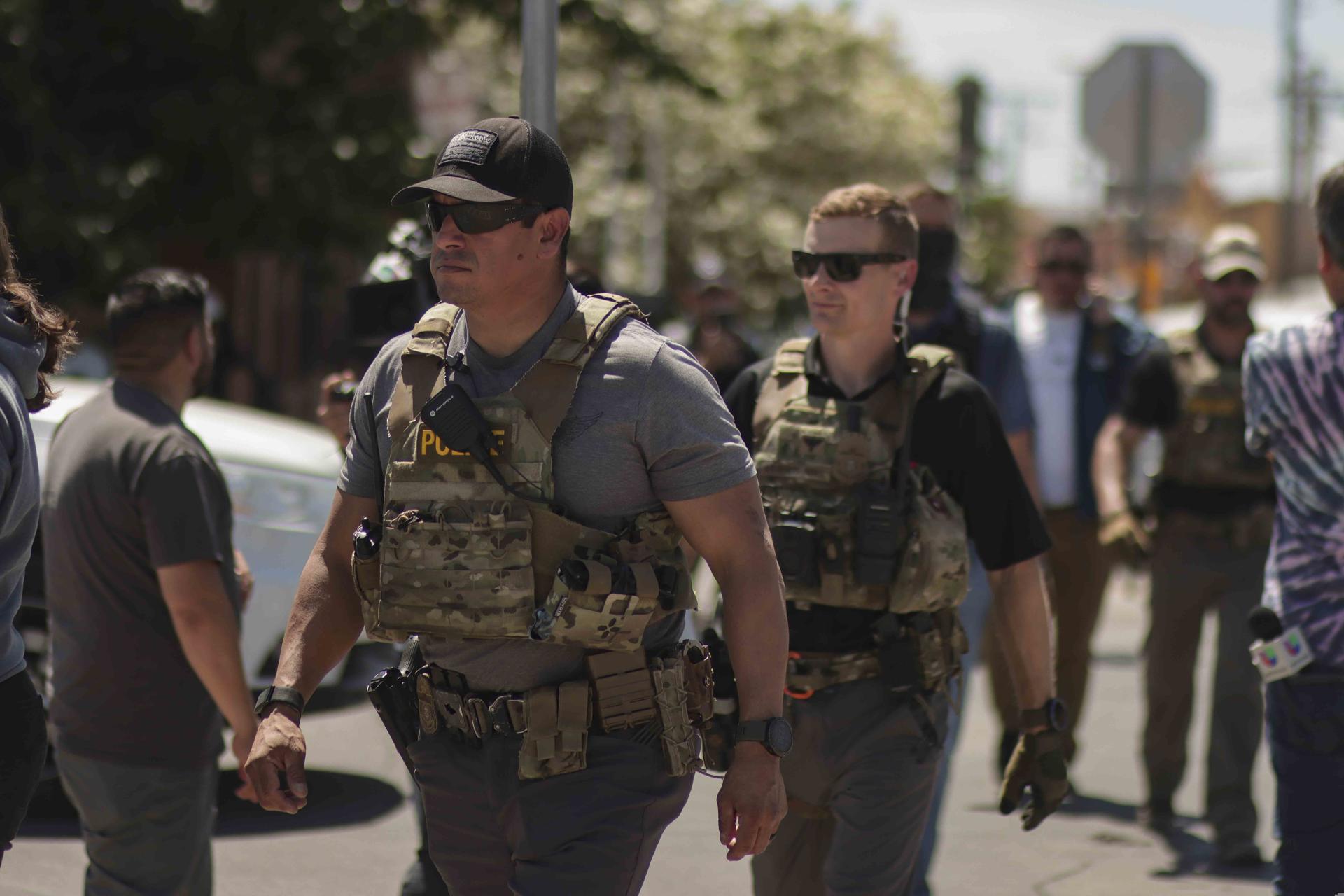 Fotografía de archivo en la que se registró a un par de policías estadounidenses al vigilar a un grupo de migrantes en El Paso (Texas, EE.UU). EFE/Jonathan Fernández