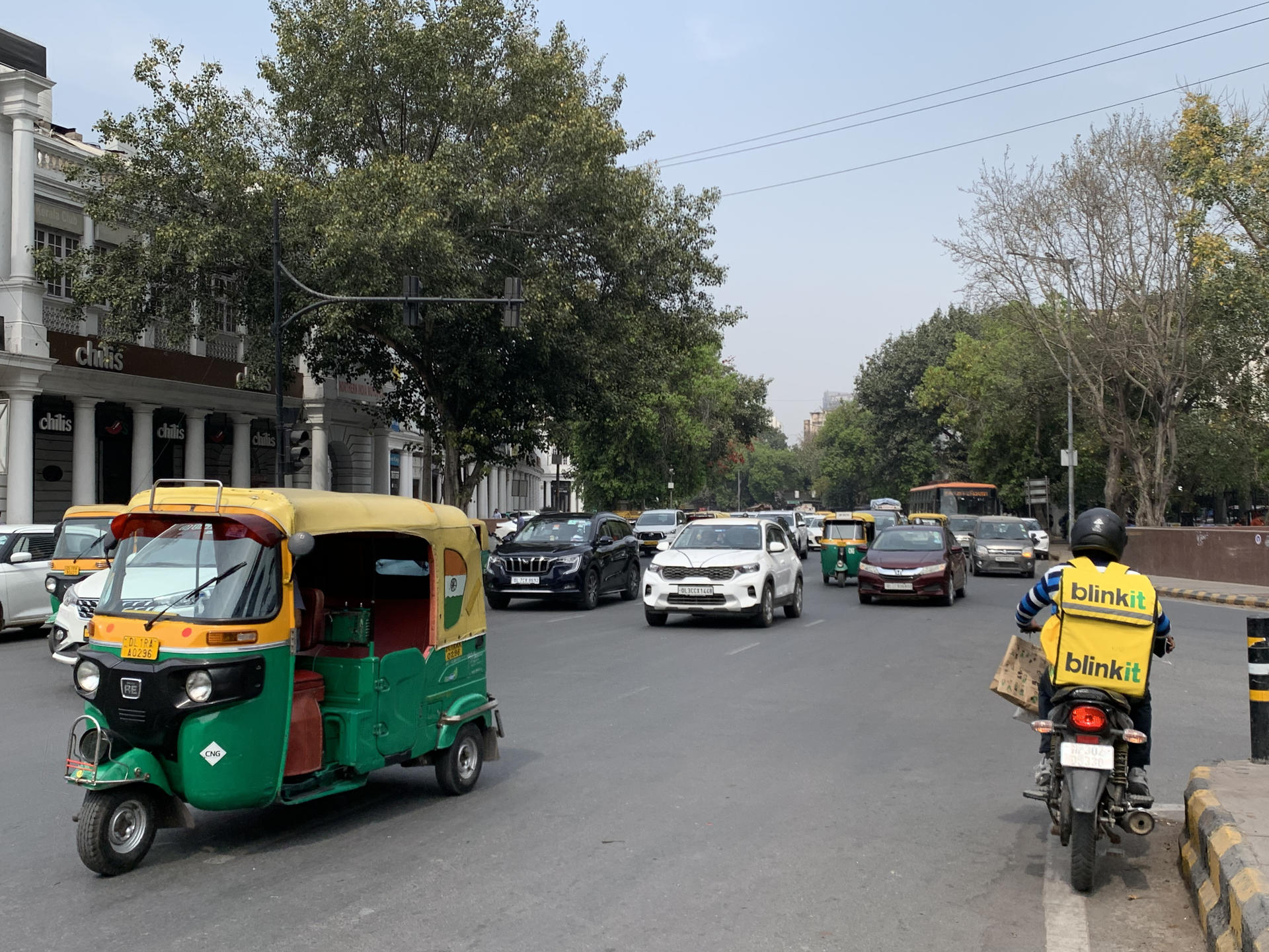 Nueva Delhi excedió el año pasado casi veinte veces el límite de contaminación del aire que recomienda la Organización Mundial de la Salud (OMS) y cerró 2024 como la capital con peor calidad del aire en el planeta por séptimo año consecutivo, según el último informe anual publicado por la suiza IQAir. EFE/Hugo Barcía