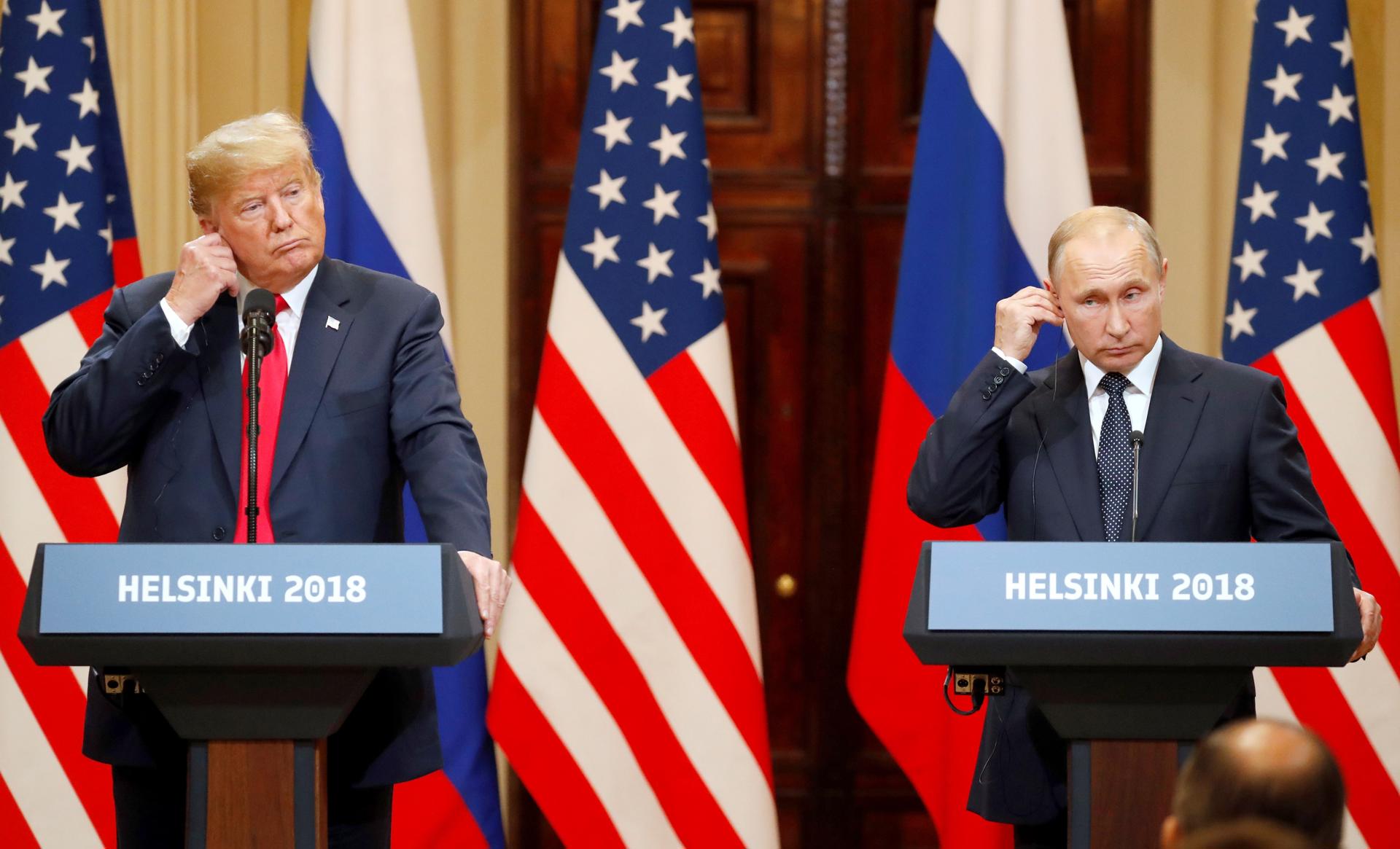 Foto de archivo, tomada el 16 de julio de 2018, del presidente estadounidense, Donald J. Trump (i), y su homólogo ruso, Vladimir Putin (d), mientras ofrecen una rueda de prensa conjunta tras la cumbre formal entre ambos dirigentes celebrada en el Palacio Presidencial de Helsinki. EFE/ Anatoly Maltsev