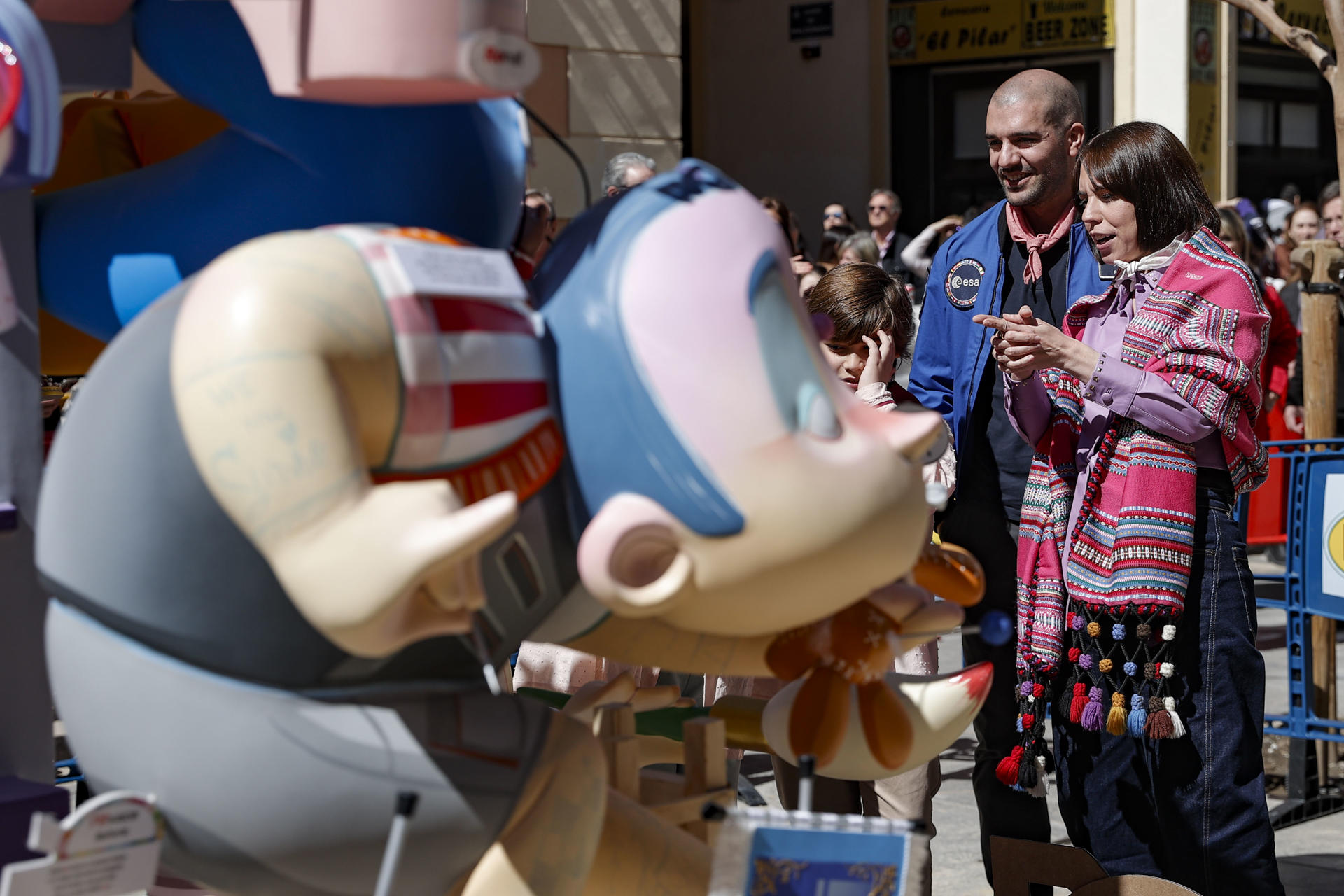 La ministra de Ciencia, Innovación y Universidades, Diana Morant, y el ingeniero español elegido por la ESA como astronauta, Pablo Álvarez, visitan la falla infantil de la Comisón de la Plaza del Pilar. EFE/ Manuel Bruque