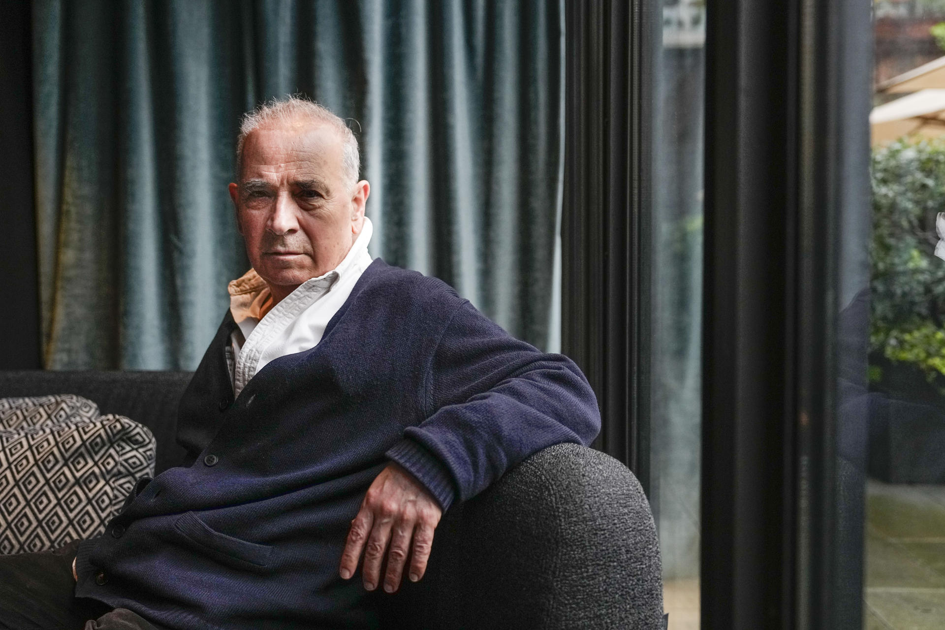 El filósofo Víctor Gómez Pin defiende en su último ensayo, 'El ser que cuenta', la "irreductible singularidad del ser humano" frente a los intentos de la ciencia contemporánea y la IA de tratarlo como un objeto más dentro de la naturaleza, un libro del que ha hablado en una entrevista con EFE. EFE/ Enric Fontcuberta