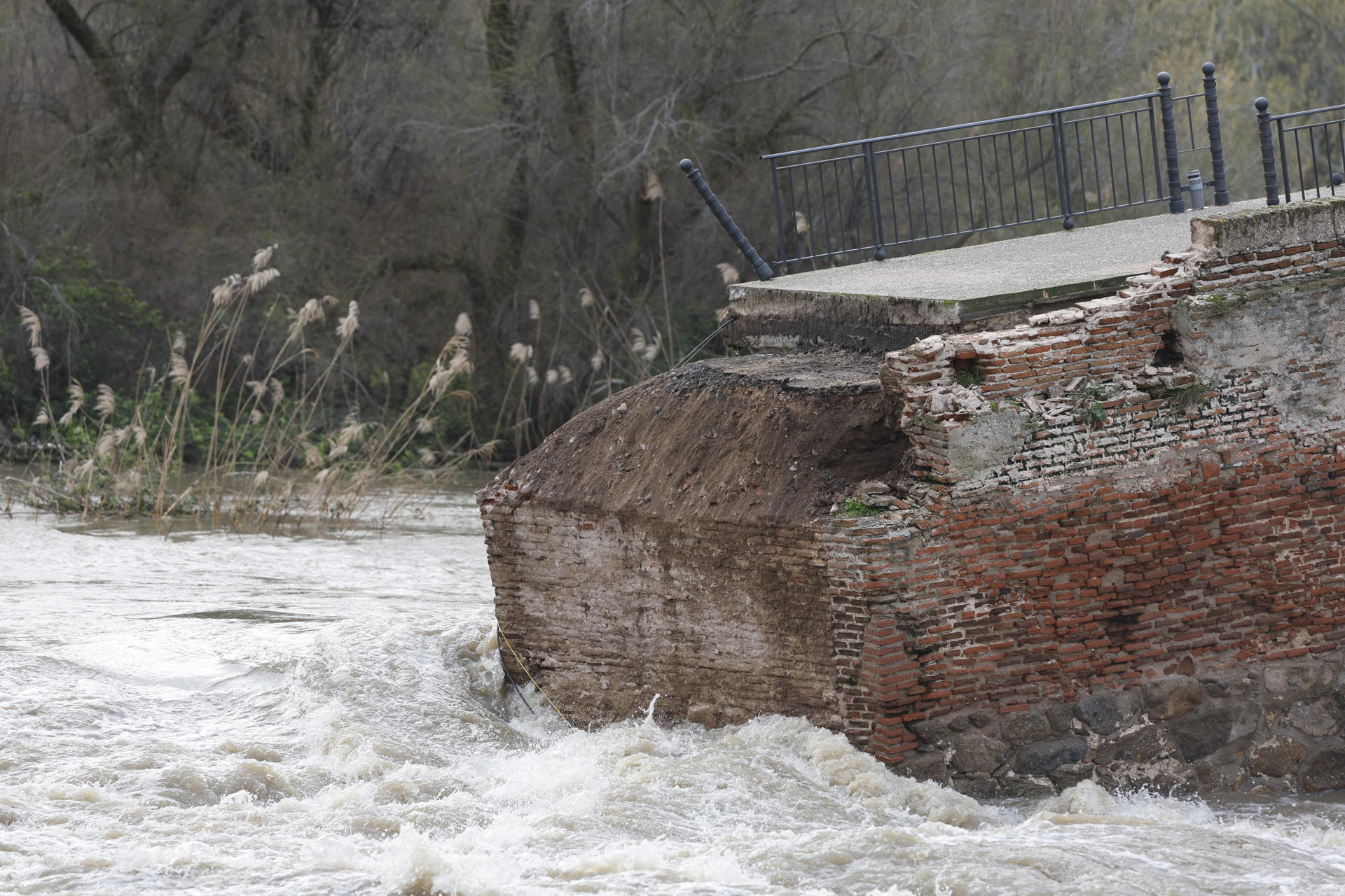 Vista de una sección del puente viejo o 'romano' derrumbado por la crecida del río Tajo a su paso por Talavera de la Reina, este domingo. EFE/Manu Reino