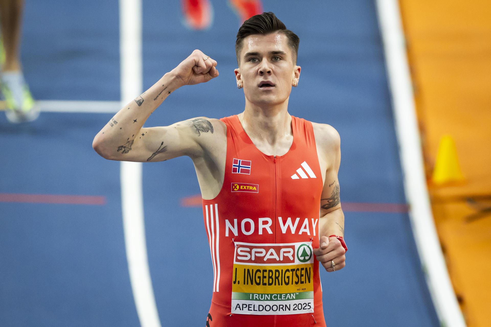 El atleta noruego Jakob Ingebrigtsen celebra la victoria en los 3000m en el Europeo de Atletismo bajo techo que se disputan en Apeldoorn, Países Bajos. EFE/EPA/Iris van den Broek