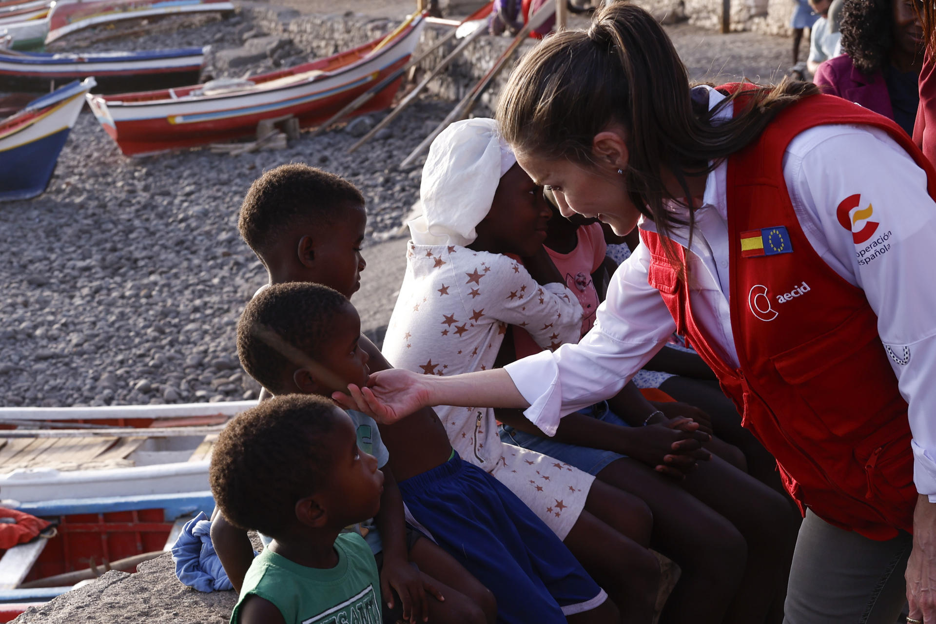 PORTO MOSQUITO (CABO VERDE), 25/03/2025.- La reina Letizia (d) durante su visita al 'Programa piloto de localización de los ODS en Cabo Verde', este martes durante su visita a Cabo Verde. EFE/ Chema Moya