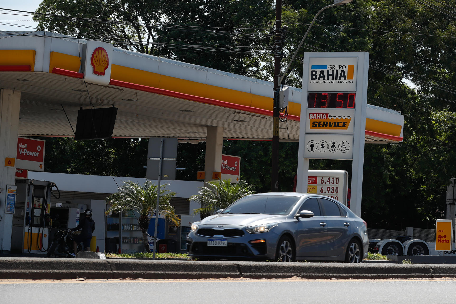 Fotografía de un reloj en una estación de gasolina este domingo, en Ypané (Paraguay). EFE/ Juan Pablo Pino