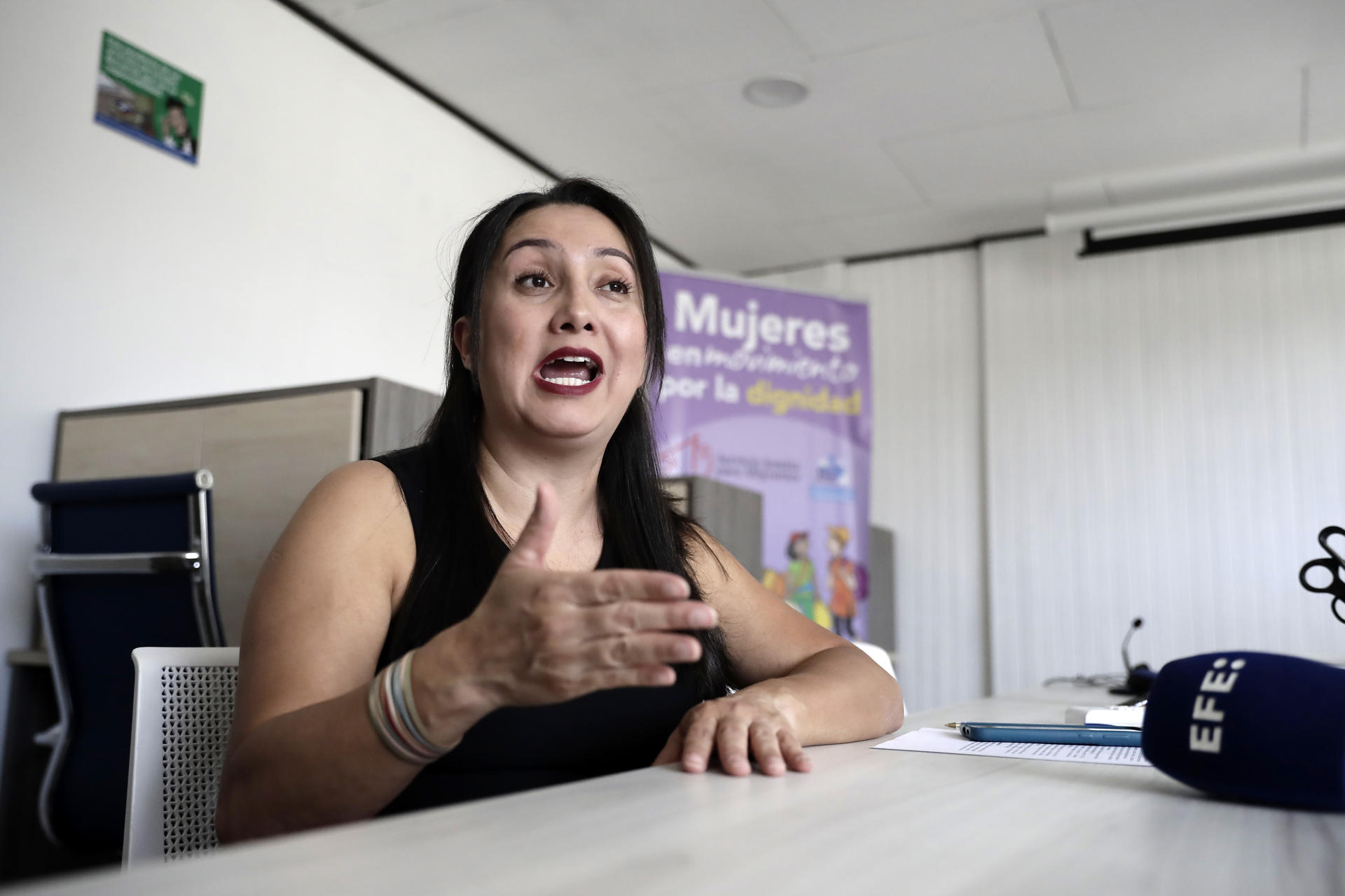 La directora nacional del Servicio Jesuita a Migrantes Karina Fonseca, habla durante una entrevista con EFE en San José (Costa Rica). EFE/Jeffrey Arguedas