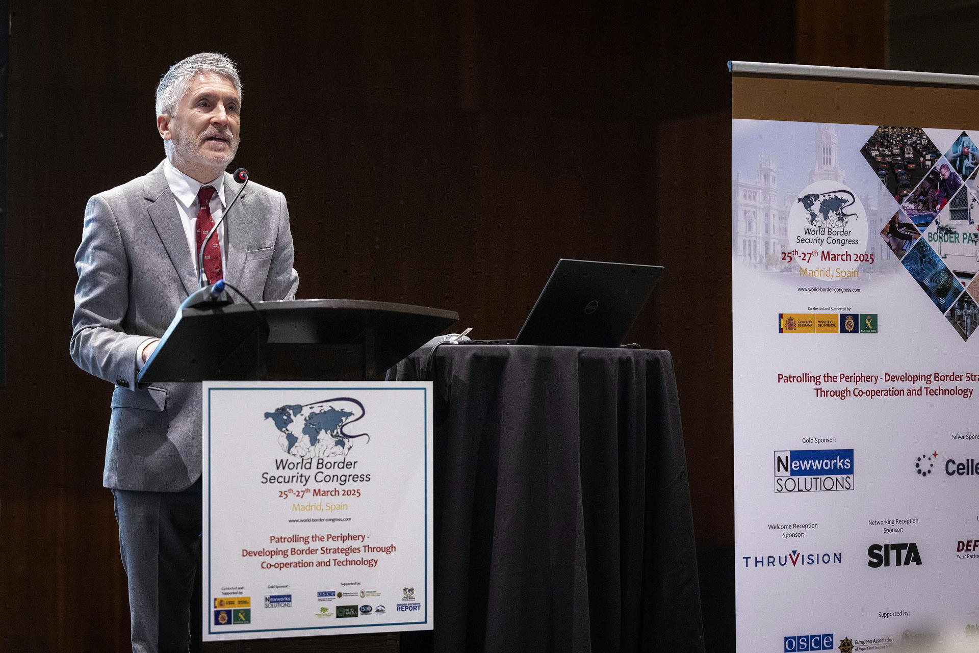 El ministro del Interior, Fernando Grande-Marlaska, interviene durante la inauguración del Congreso Mundial de Seguridad Fronteriza, que hasta el próximo jueves reúne en la capital a numerosos representantes de agencias internacionales, Policía Nacional y Guardia Civil para debatir las políticas actuales y futuras, así como las tecnologías nuevas y en desarrollo aplicables en materia de control y seguridad de las fronteras. EFE/Miguel Berrocal CRÉDITO OBLIGATORIO SOLO USO PERMITIDO PARA ILUSTRAR LA NOTICIA QUE APARECE EN EL PIE DE FOTO SÓLO USO EDITORIAL