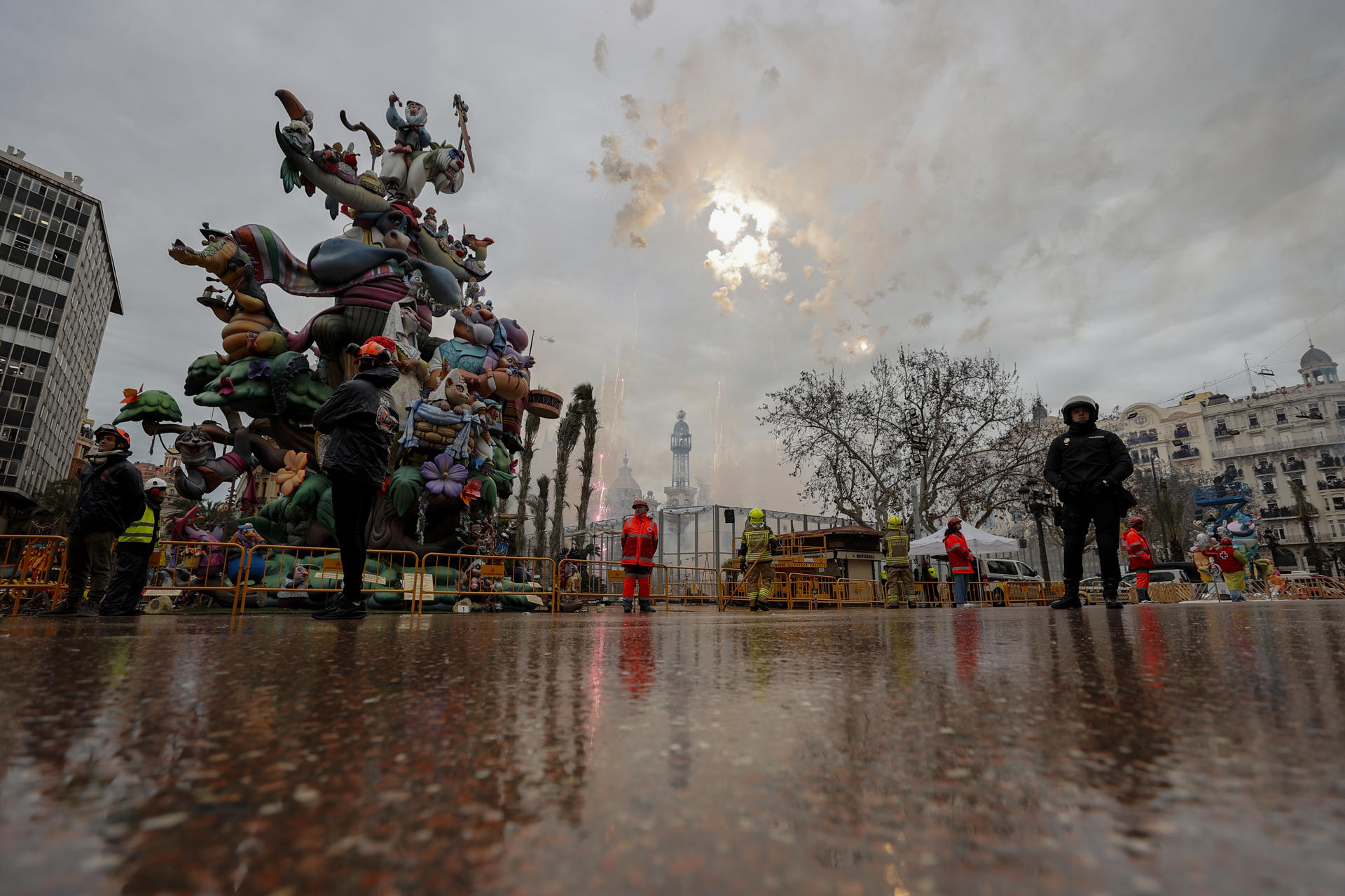 Vista general de la plaza del ayuntamiento durante la mascletà disparada este martes a cargo de Pirotecnia del Mediterráneo, de Vilamarxant (Valencia). EFE/Manuel Bruque