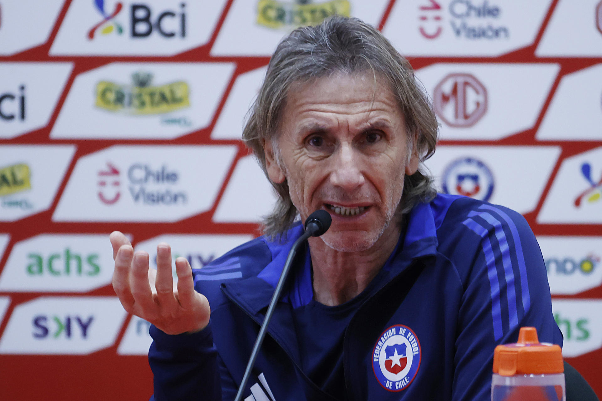 El seleccionador de Chile, el argentino Ricardo Gareca, evaluó este lunes las posibilidad es de Chile en las eliminatorias sudamericanas del Mundial de 2026 a un día de enfrentar a Ecuador en Santiago. EFE/ Elvis González