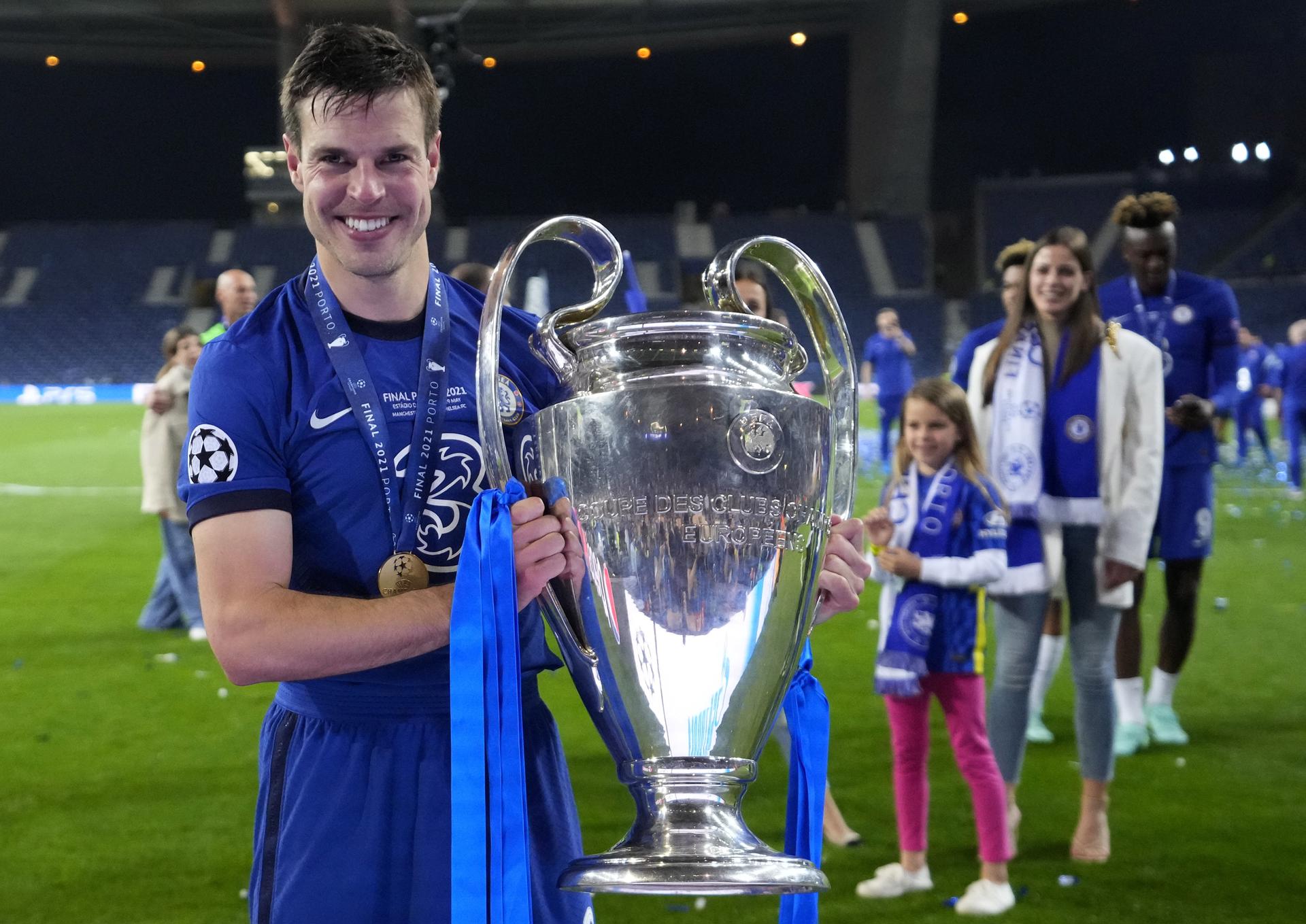 César Azpilicueta, entonces capitán del Chelsea, con el trofeo de la Liga de Campeones conquistado frente al Manchester City, el 29 de mayo de 2021 en Oporto (Portugal). EFE/EPA/Manu Fernández / POOL