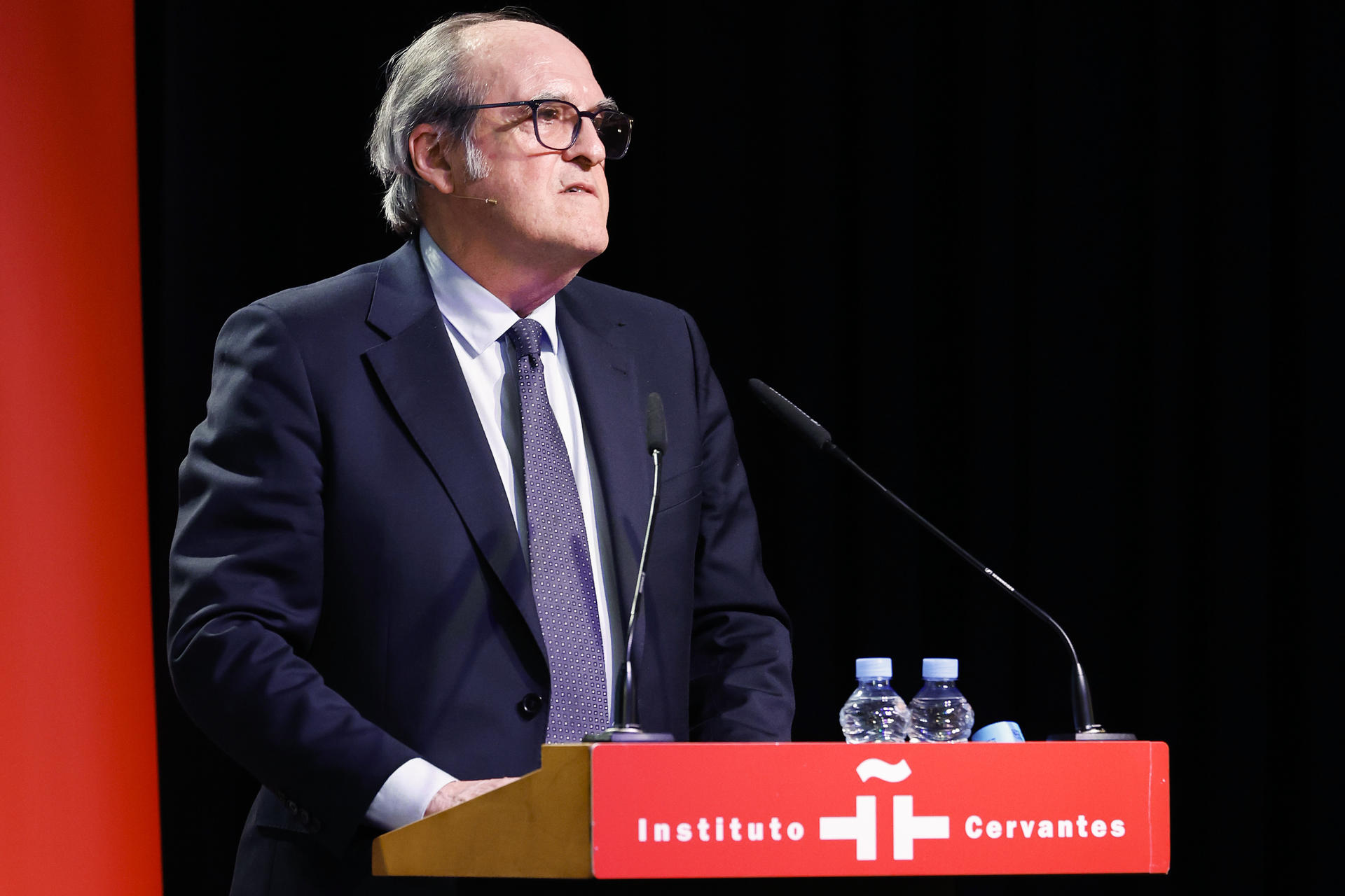 El defensor del pueblo, Ángel Gabilondo, interviene en la presentación del libro 'Pedro Zerolo', de Miquel A. Fernández, el pasado febrero en Madrid.EFE/ J.P.Gandul