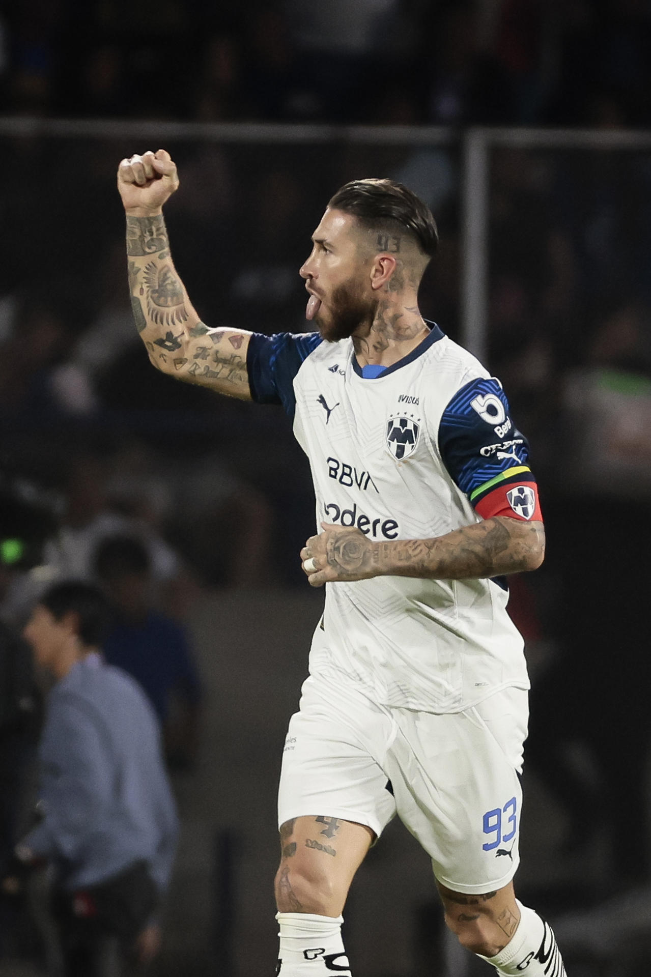 El central español Sergio Ramos aseguró este martes con un gol de cabeza el empate 1-1 de Monterrey en la cancha de Cruz Azul. EFE/José Méndez
