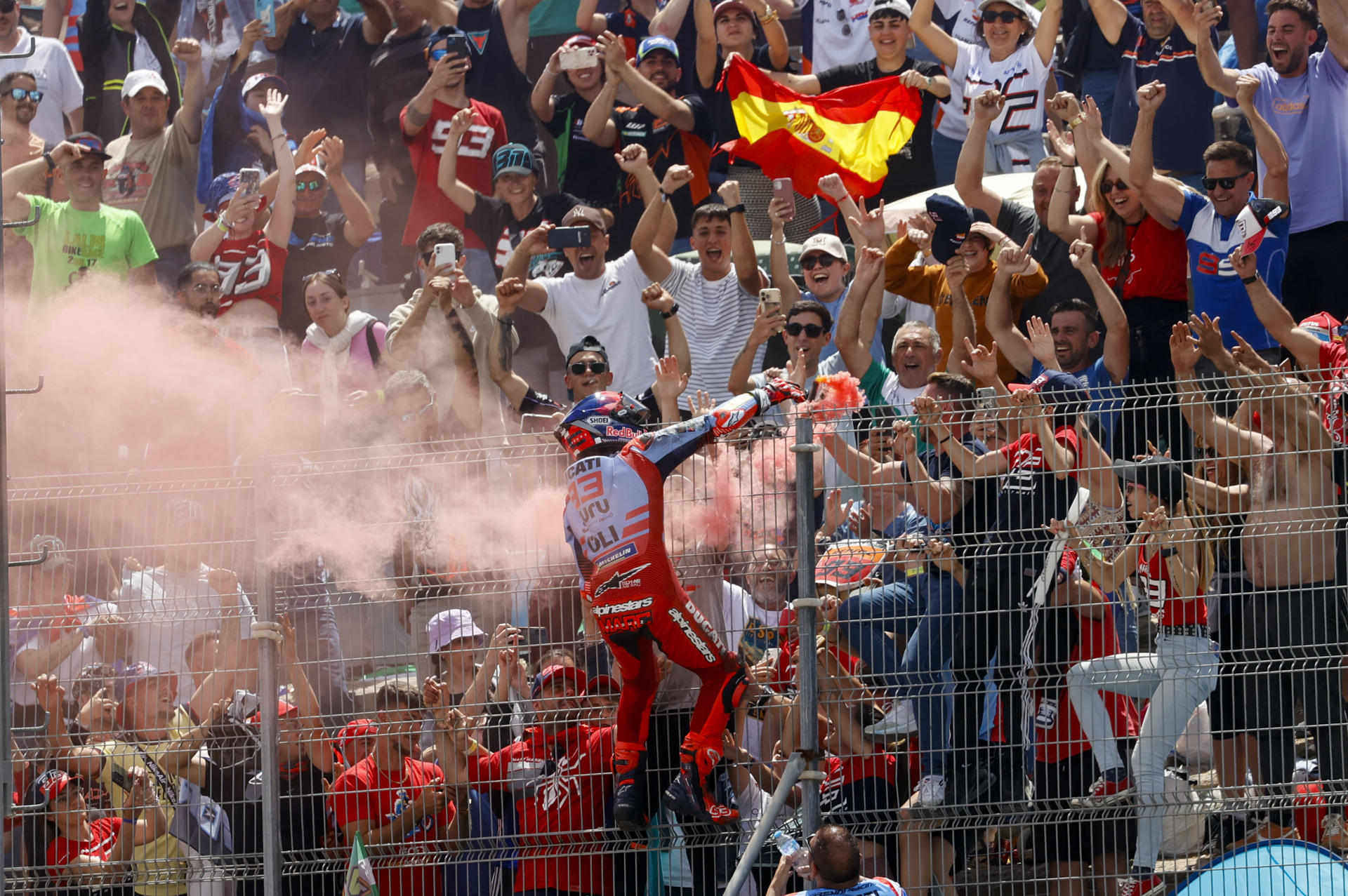 El piloto español de MotoGP Marc Márquez (c), celebra en la grada ante sus seguidores tras acabar segundo en la carrera del Gran Premio de España de Motociclismo de 2024 disputado en el Circuito de Jerez - Ángel Nieto (Cádiz). EFE/Román Ríos
